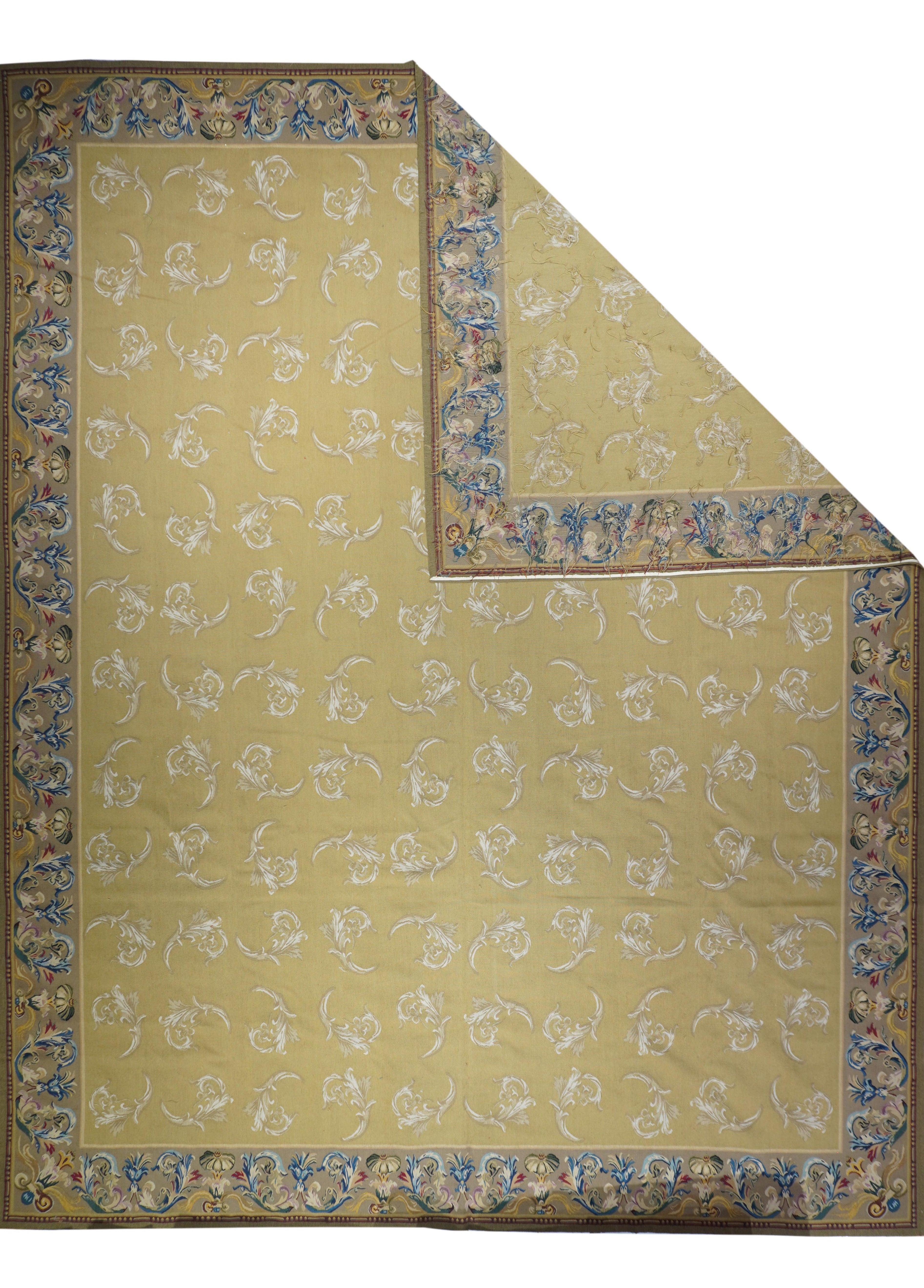 Tappeto Aubusson Design 12'0'' x 15'0''. Il campo d'oro antico mostra 12 file di volute d'acanto soffiate dal vento. Il bordo presenta volute d'acanto policrome più elaborate e garofani formali, trame di lana a trama arabescata. Recente.