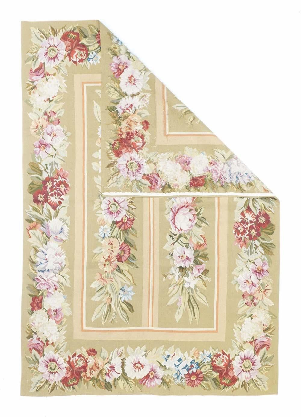 Arazzo design Aubusson 4'0'' x 6'0''. Questo arazzo tessuto mostra due pannelli di gruppi di fiori strascicati, all'interno di bordi di festoni che evidenziano rose rosse. Dettagli floreali di colore azzurro. Bordo beige e toni di campo. Femminile e
