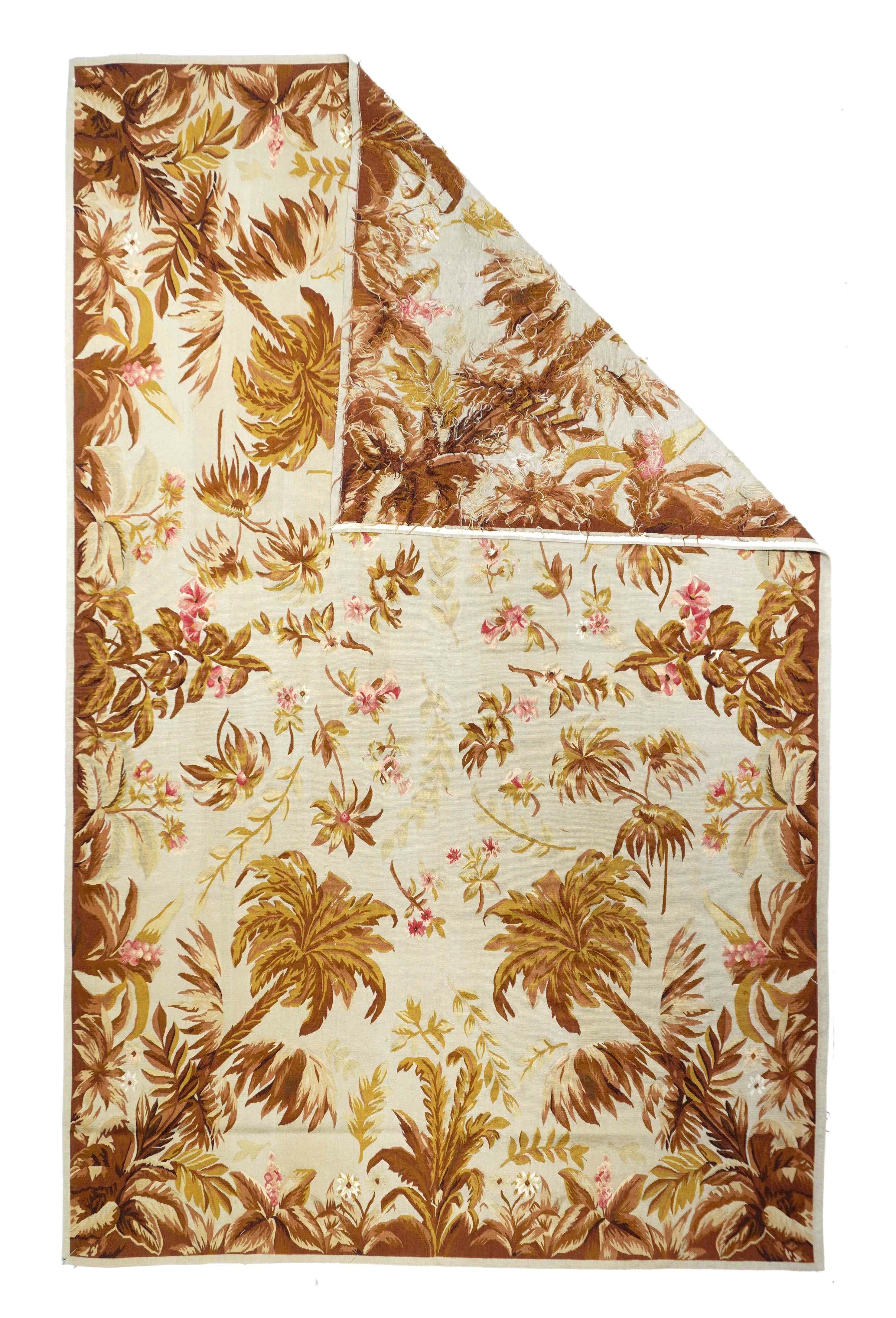 Arazzo design Aubusson 6'0'' x 9'0''. Quattro palme sporgono in diagonale nel campo color crema, con arbusti frondosi che le riempiono, con sfumature verdi e marroni. Non ci sono bordi, tranne una striscia semplice e molto stretta di colore crema.