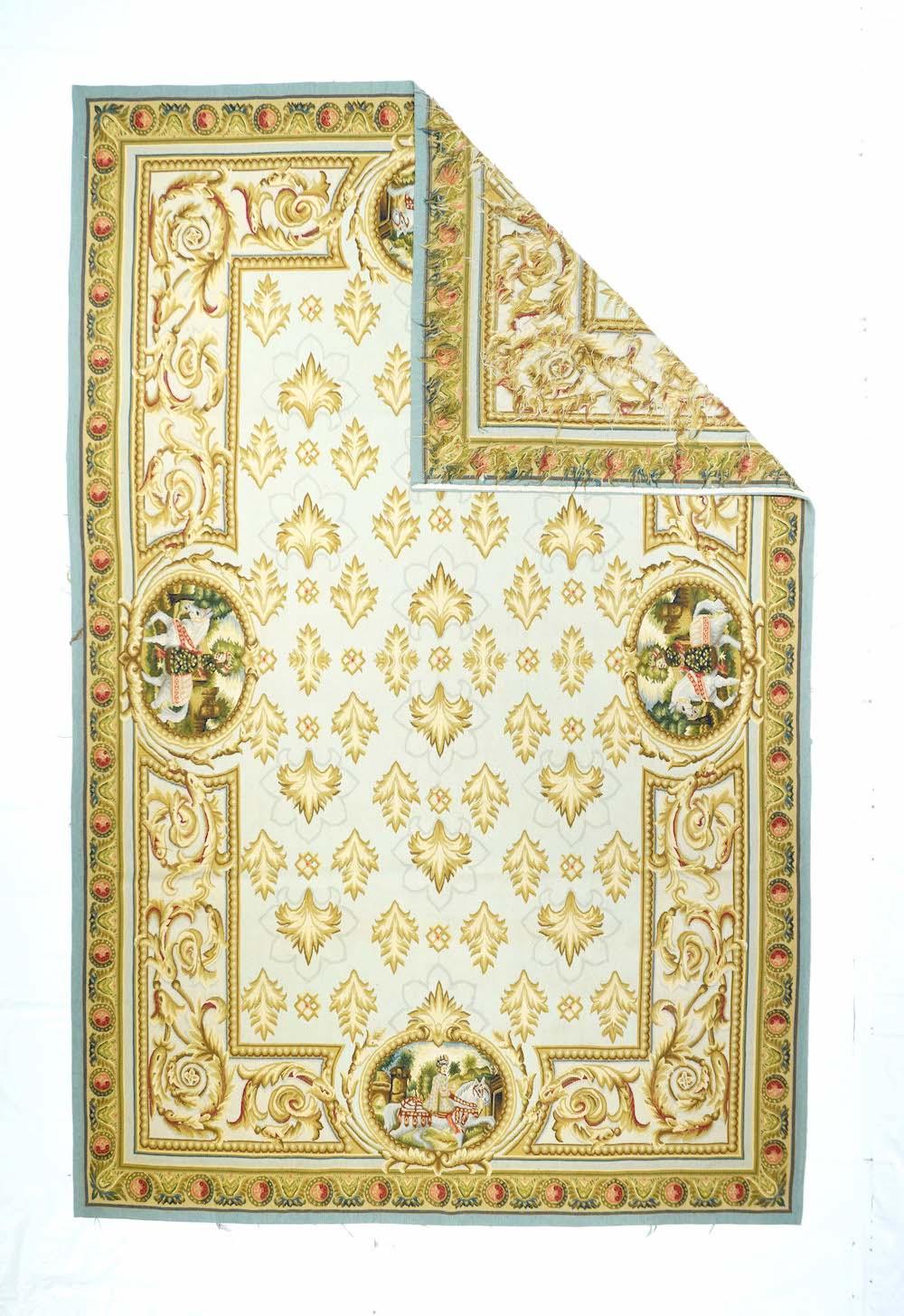 Arazzo design Aubusson 6'0'' x 9'0''. Assomiglia in generale a Layout, con un campo paglierino che mostra garofani di profilo, e quattro bolle laterali e finali di figure medievali montate. Bordo in paglia con volute d'acanto modellate. Ordine