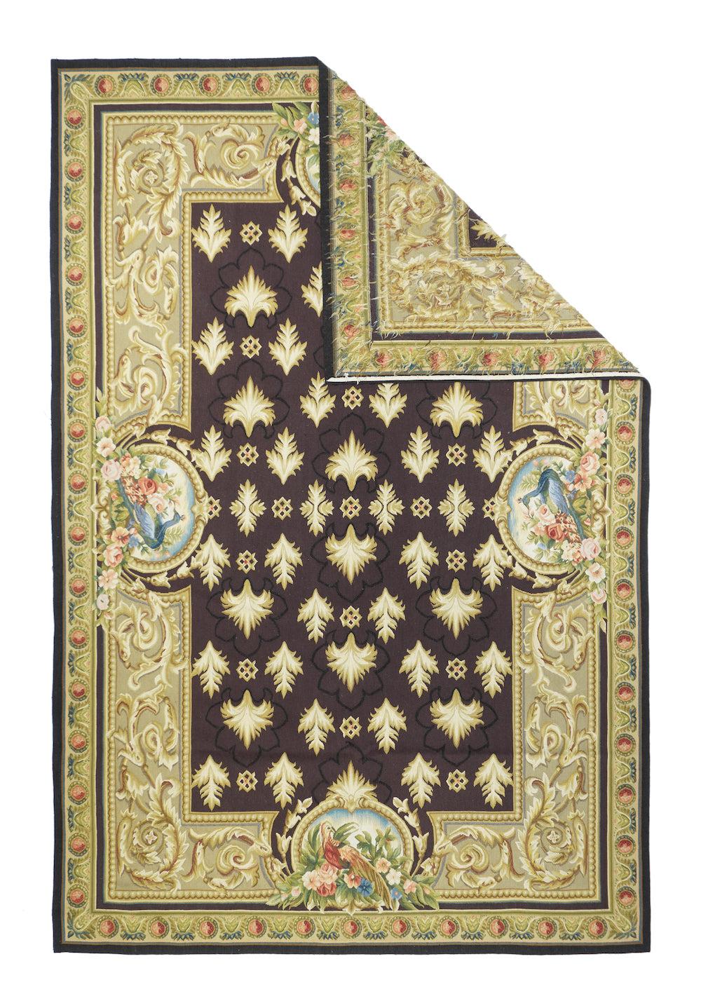 Arazzo design Aubusson 6'0'' x 9'0''. Il campo in mattoni scuri mostra 11 file sfalsate di garofani di profilo e altri fiori stilizzati con frange. Al centro dei lati e delle estremità ci sono delle bolle che raffigurano uccelli tra fiori