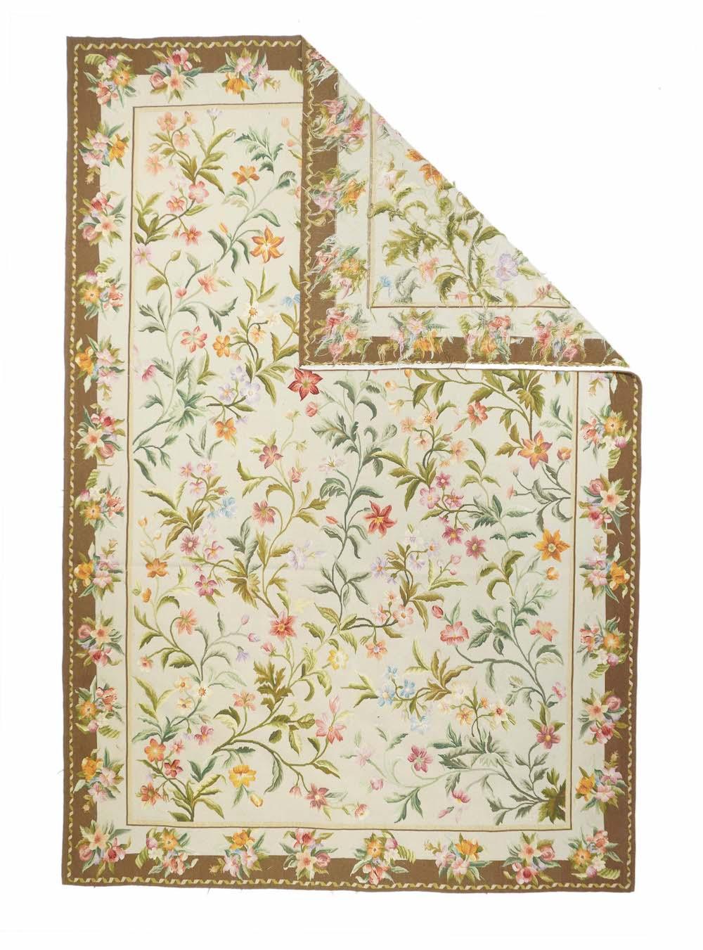 Aubusson Design Wandteppich 6'0'' x 9'2''. Ein Garten aus Blattranken bedeckt wahllos das luftige sandige Feld dieses flach gewebten Teppichs mit einer bitonalen rostroten und cremefarbenen Bordüre, die von kleinen Blumenbouquets unterbrochen wird.