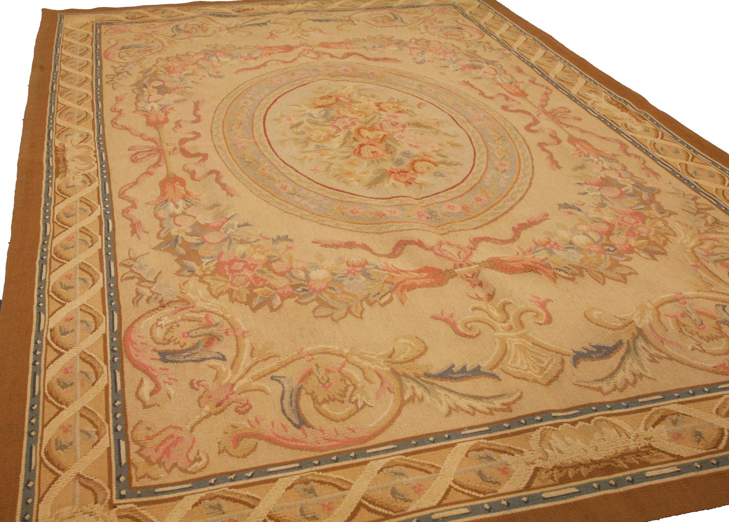 Aubusson Flat-Weave Rug Inspired by French Style with Medallion, 21st Century In Excellent Condition In Ferrara, IT