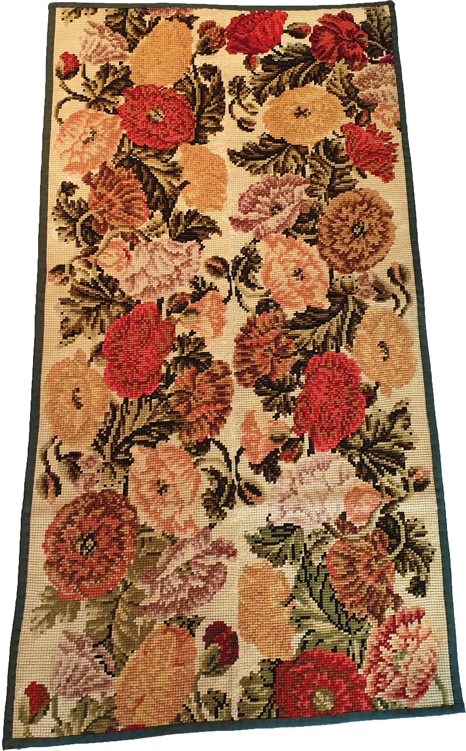 Textile of the Royal Manufacture of Aubusson of the 19th century.
Representation of some flowers.
Perfect state of preservation.
Reinforced by a fabric on the back of the work

Dimension: 135 cm x 70 cm.
 