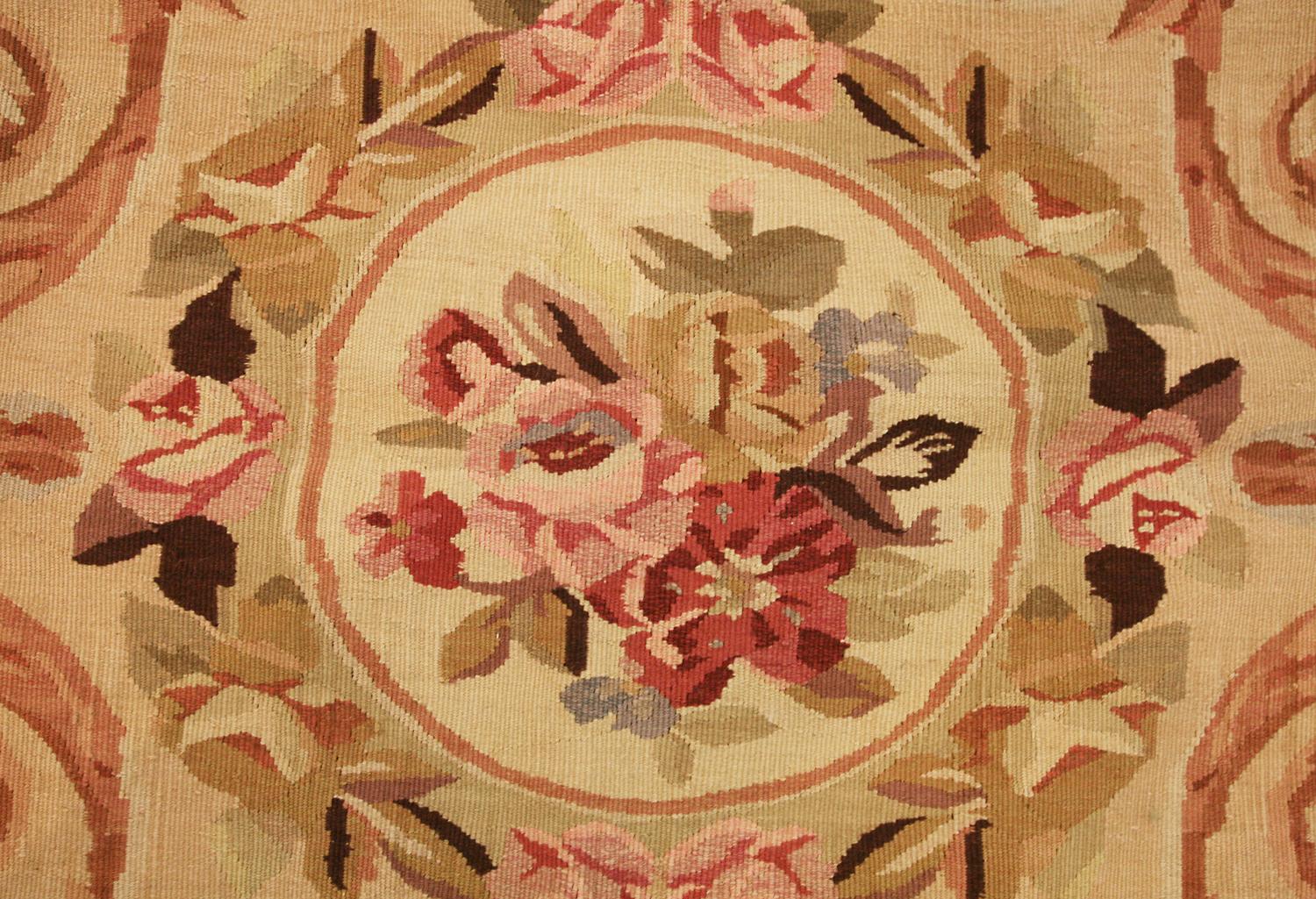 Questo tappeto Aubusson a trama piatta è una bellissima aggiunta a qualsiasi stanza. Un medaglione rotondo con eleganti ornamenti floreali fluttua maestoso su questo aubusson in stile classico francese. Questo tappeto è perfetto per gli spazi