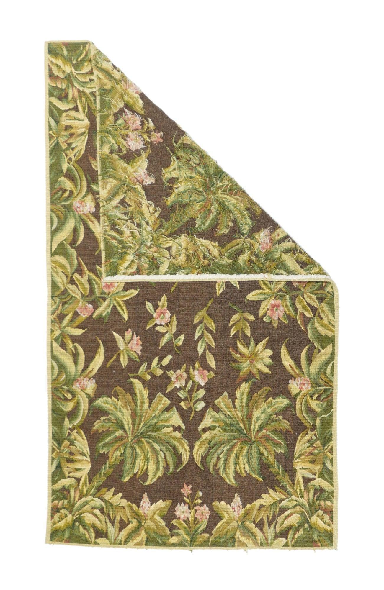 Aubusson-Teppich 2'11'' x 5'11''. Bezieht sich im Allgemeinen auf moderne Teppiche in Gobelintechnik, die von französischen Aubusson-Mustern aus dem 18. und späteren Jahrhunderten inspiriert sind. Geometrisch oder halbblumig. Verteilt sich auf
