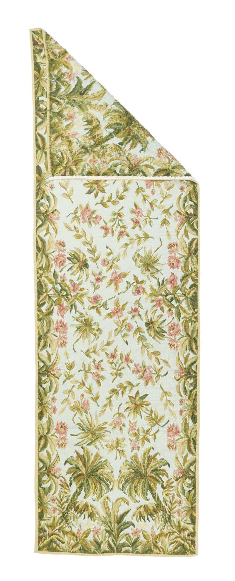 Tappeto Aubusson 2'5'' x 10'0''. Si riferisce in generale ai tappeti moderni realizzati con la tecnica dell'arazzo e ispirati ai disegni Aubusson francesi del XVIII secolo e successivi. Geometrico o semi-floreale. Sparse per le dimensioni della