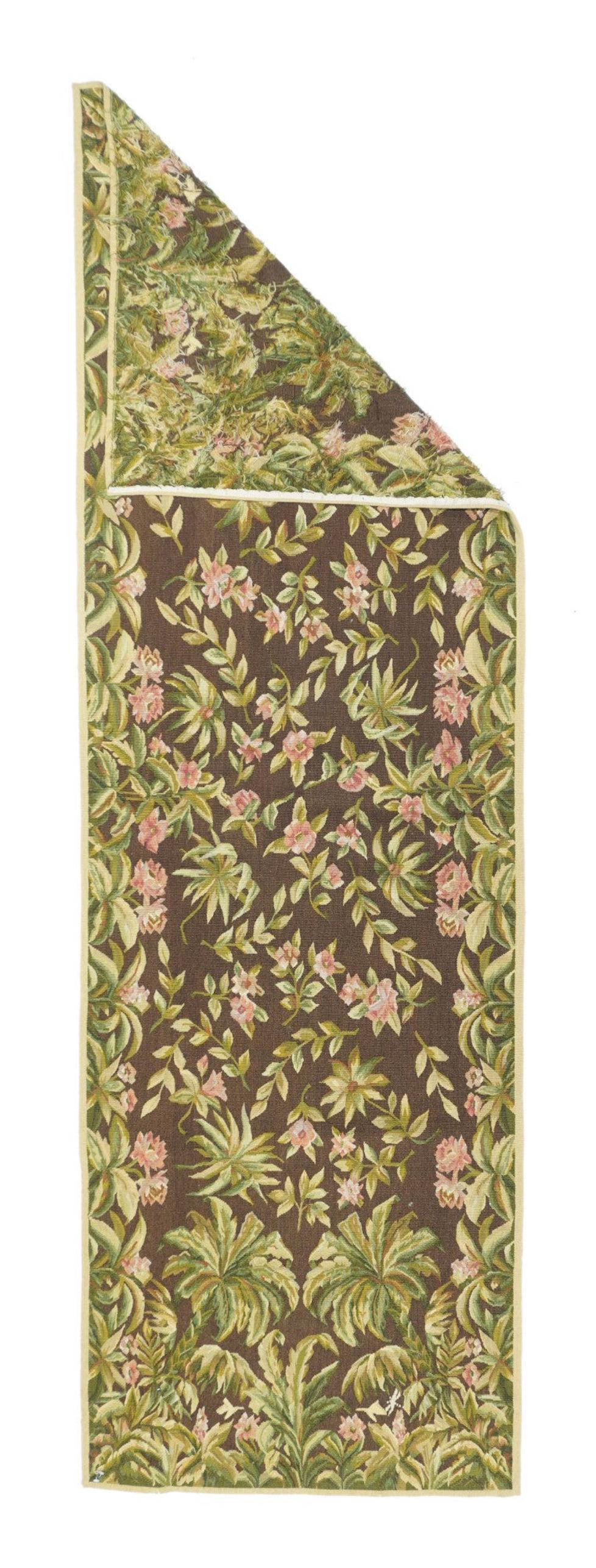 Tappeto Aubusson 2'5'' x 8'0''. Si riferisce in generale ai tappeti moderni realizzati con la tecnica dell'arazzo e ispirati ai disegni Aubusson francesi del XVIII secolo e successivi. Geometrico o semi-floreale. Sparse per le dimensioni della