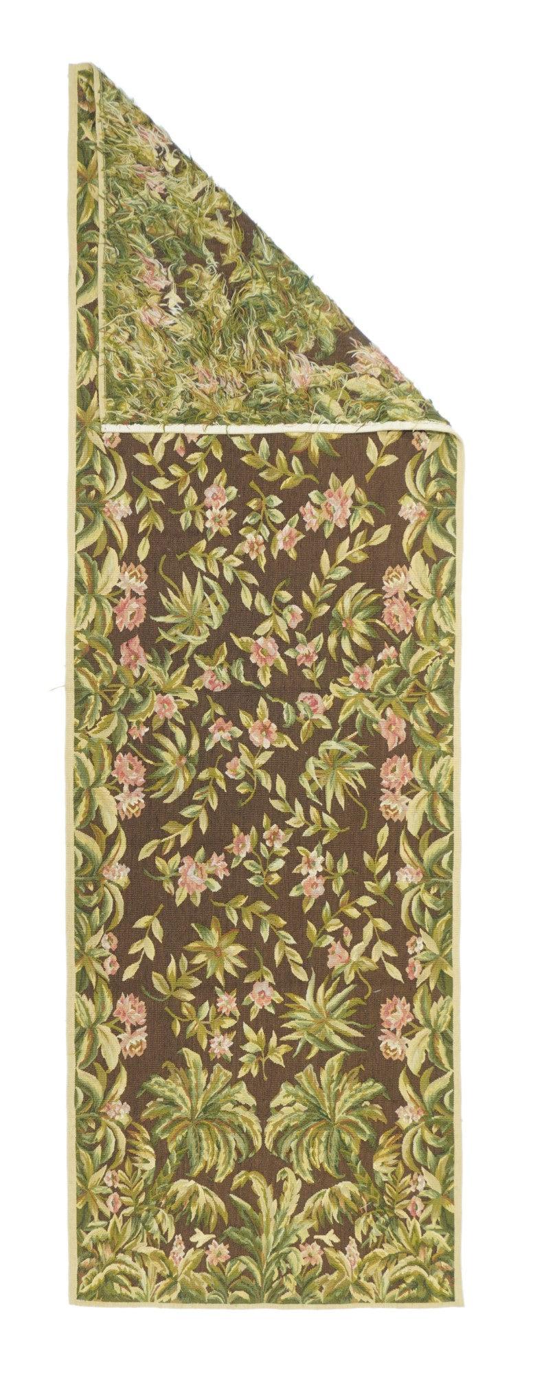 Tappeto Aubusson 2'5'' x 8'0''. Si riferisce in generale ai tappeti moderni realizzati con la tecnica dell'arazzo e ispirati ai disegni Aubusson francesi del XVIII secolo e successivi. Geometrico o semi-floreale. Sparse per le dimensioni della