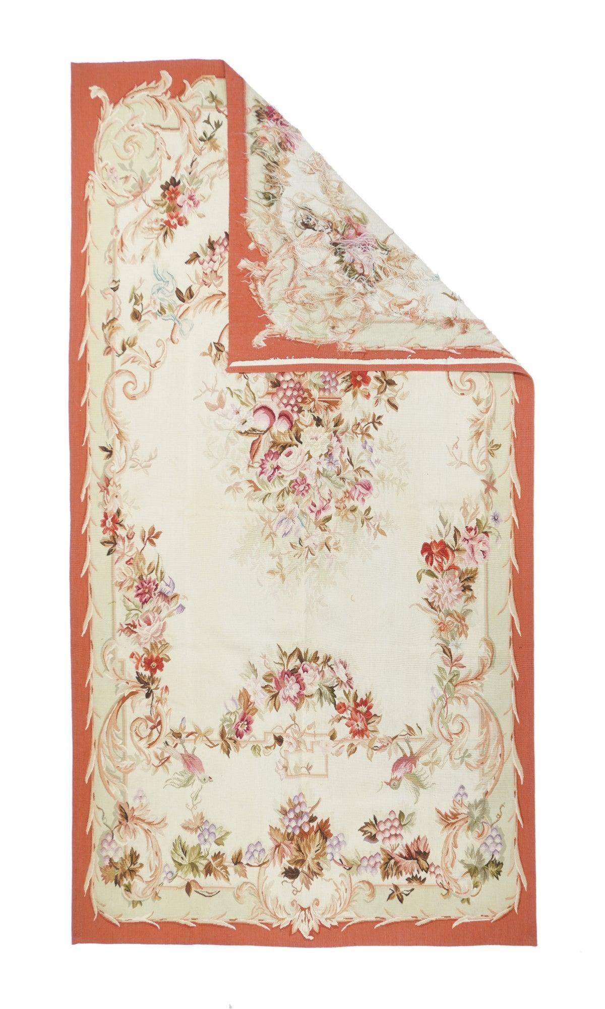 Tappeto Aubusson 4'4'' x 8'3''. Si riferisce in generale ai tappeti moderni realizzati con la tecnica dell'arazzo e ispirati ai disegni Aubusson francesi del XVIII secolo e successivi. Geometrico o semi-floreale. Sparse per le dimensioni della