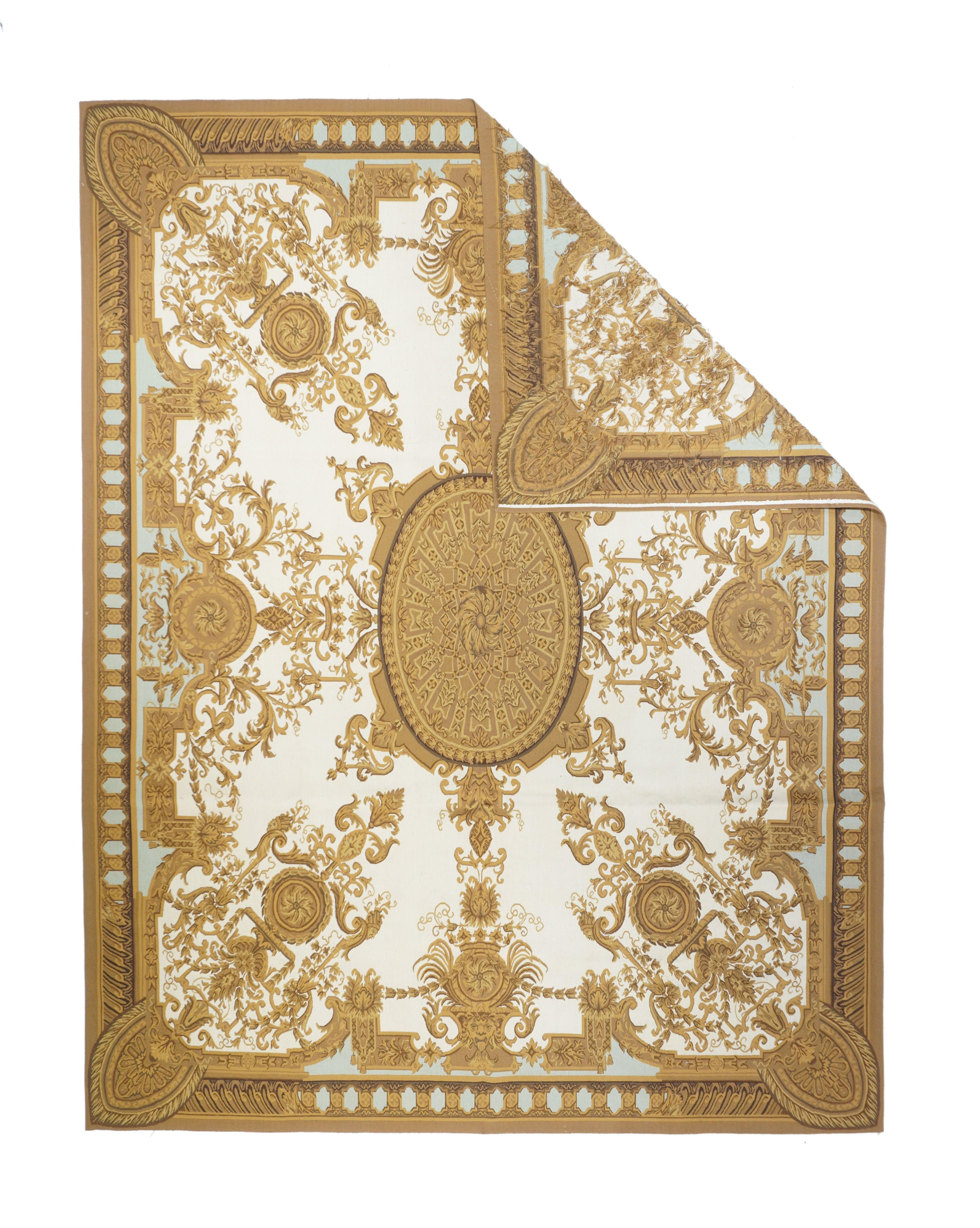 Tappeto Aubusson 7'11'' x 10'0''. In uno stile fantasioso del XIX secolo, con un medaglione centrale ellittico a motivi, su un campo ecru, con vasi convergenti, tondi, stendardi fittizi e vari frammenti decorativi di acanto. Angoli con scudo e un