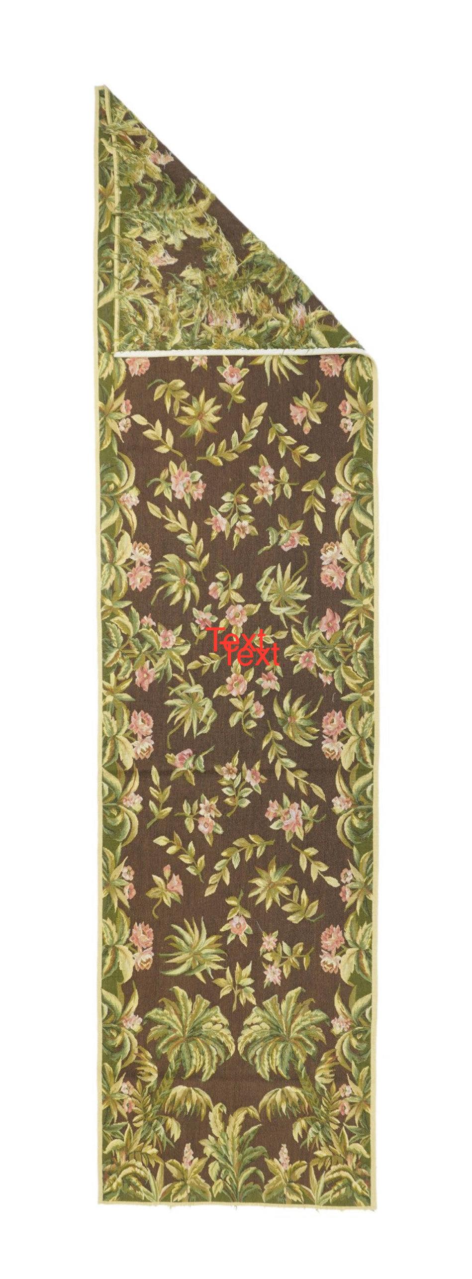 Runner Aubusson 2'5'' x 10'0''.  Si riferisce in generale ai tappeti moderni realizzati con la tecnica dell'arazzo e ispirati ai disegni Aubusson francesi del XVIII secolo e successivi. Geometrico o semi-floreale. Sparse per le dimensioni della