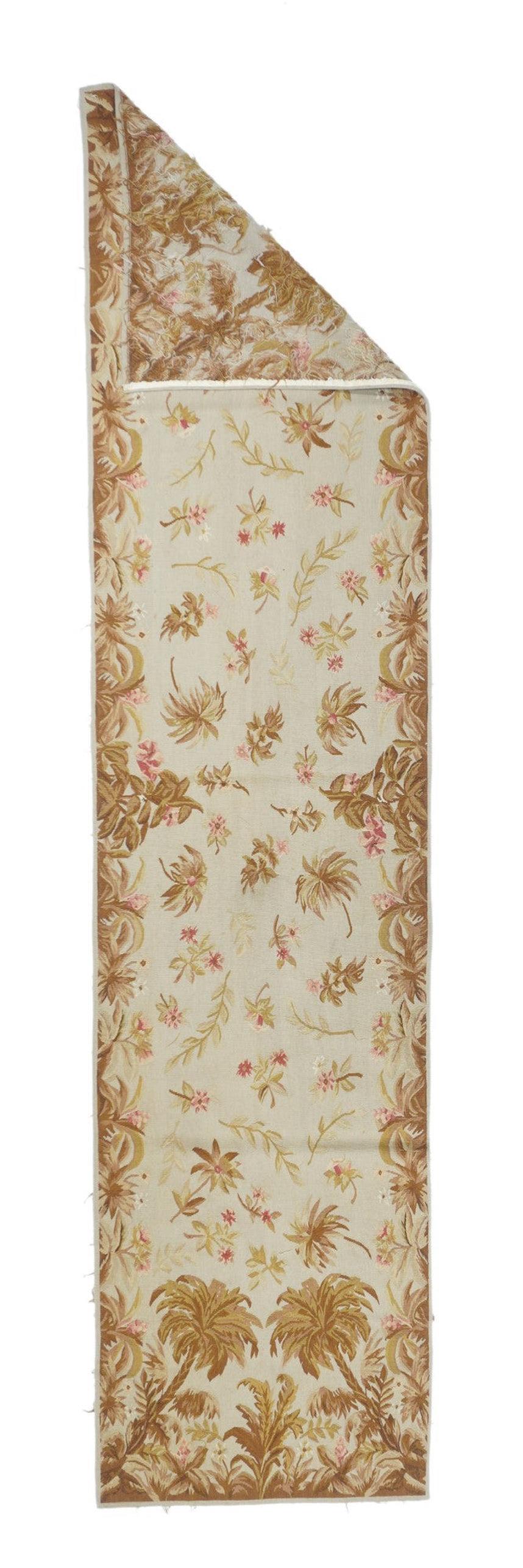 Runner Aubusson 2'5'' x 10'0''. Si riferisce in generale ai tappeti moderni realizzati con la tecnica dell'arazzo e ispirati ai disegni Aubusson francesi del XVIII secolo e successivi. Geometrico o semi-floreale. Sparse per le dimensioni della