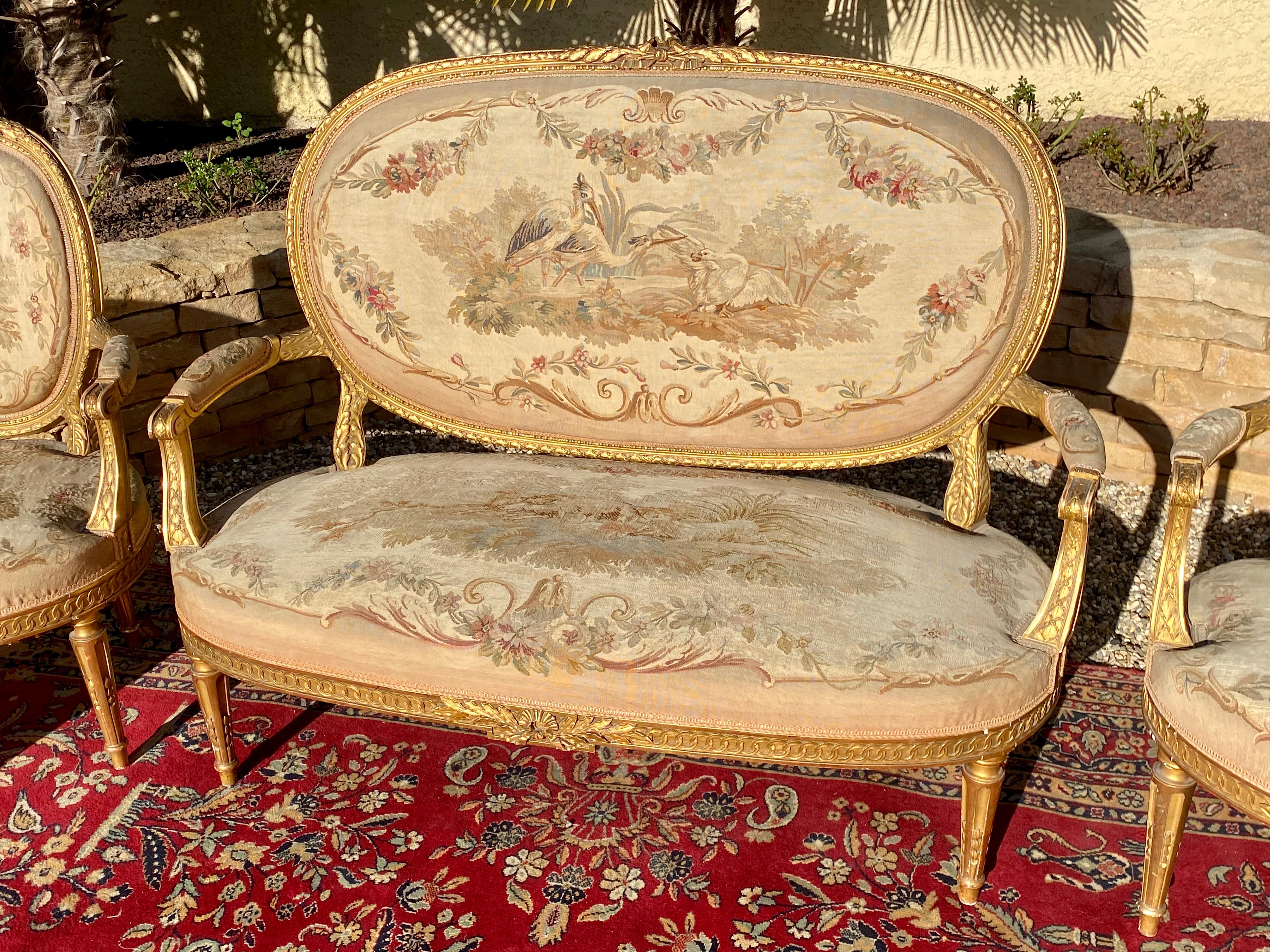 Magnifico salotto in legno dorato in stile Luigi XVI / Napoleone III ricoperto da una superba tappezzeria Aubusson sul tema degli animali selvatici. È composta da un divano e 4 poltrone con file di medaglioni.
Arazzo in perfette condizioni,