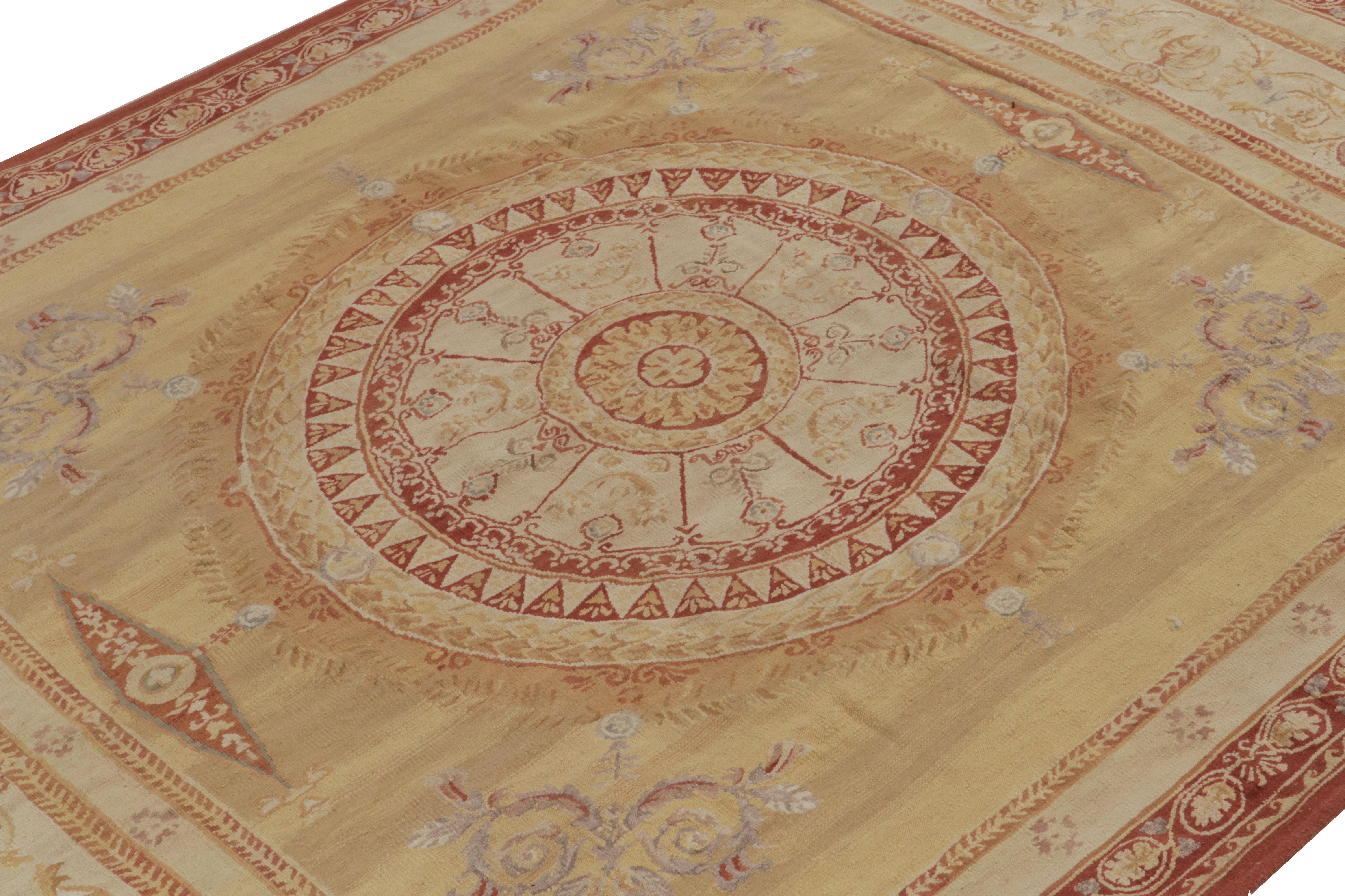 Flachgewebter Teppich im Aubusson-Stil aus Teppich in Beige-Braun, Rot mit Blumenmedaillon (Handgeknüpft) im Angebot