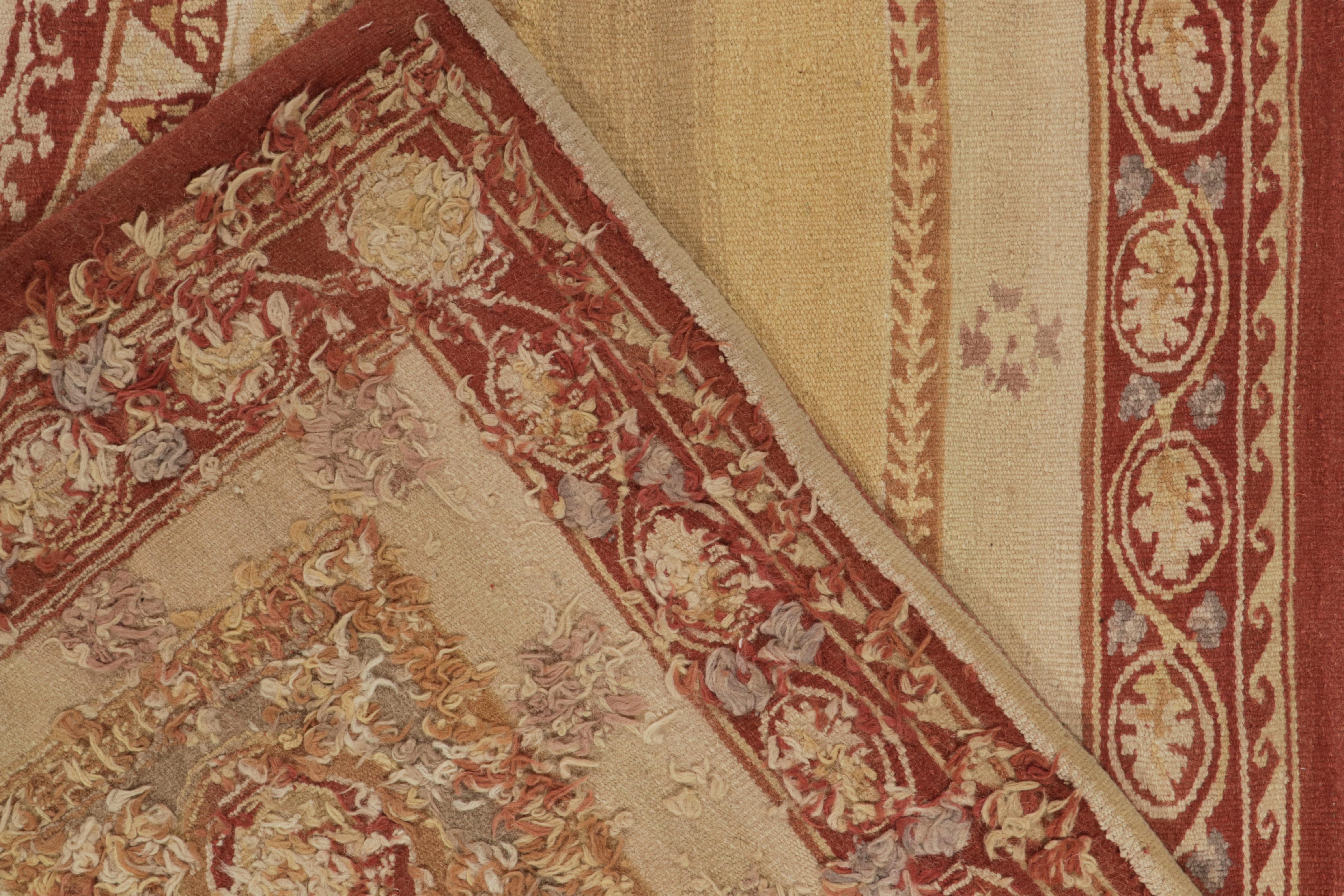 Flachgewebter Teppich im Aubusson-Stil aus Teppich in Beige-Braun, Rot mit Blumenmedaillon (21. Jahrhundert und zeitgenössisch) im Angebot