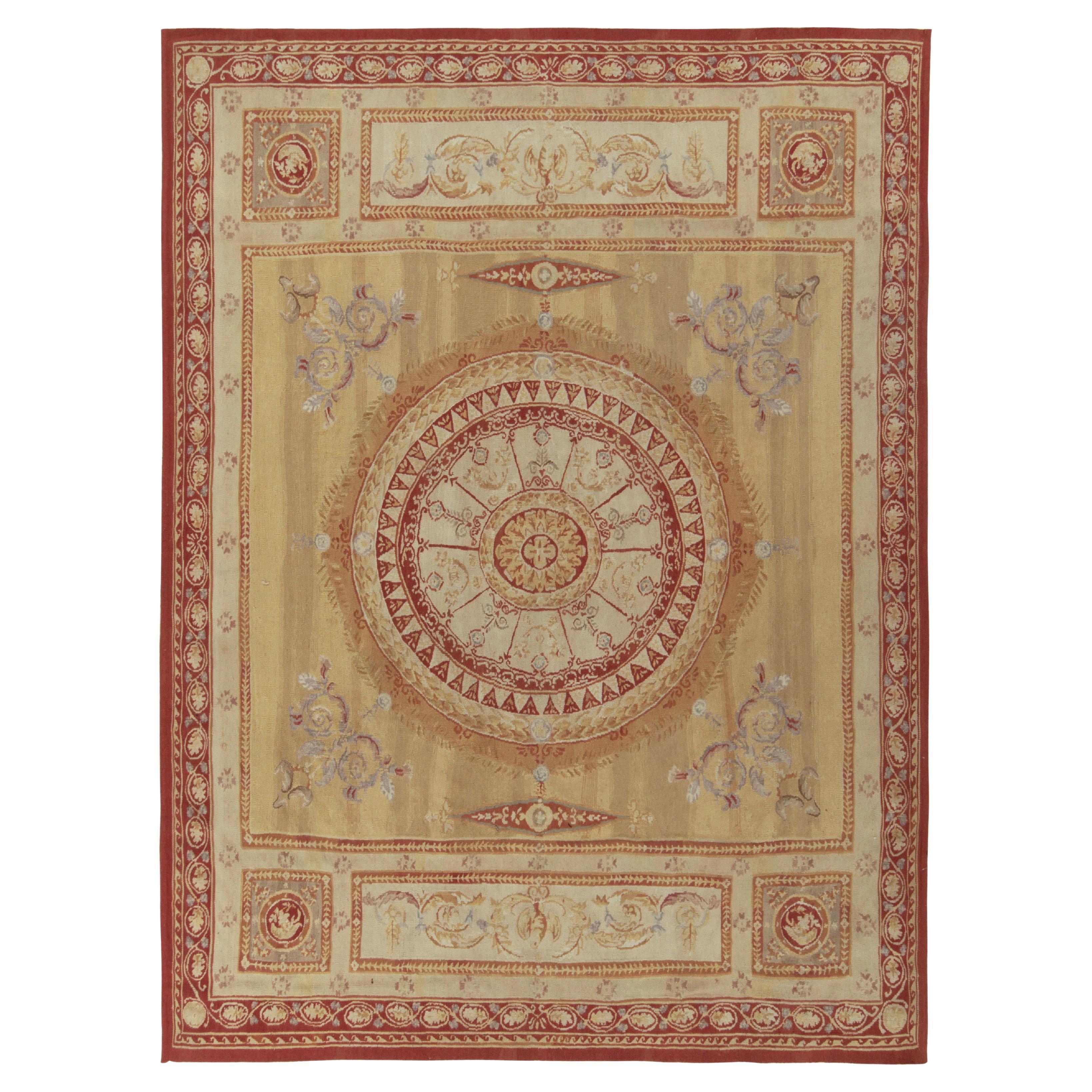 Flachgewebter Teppich im Aubusson-Stil aus Teppich in Beige-Braun, Rot mit Blumenmedaillon im Angebot