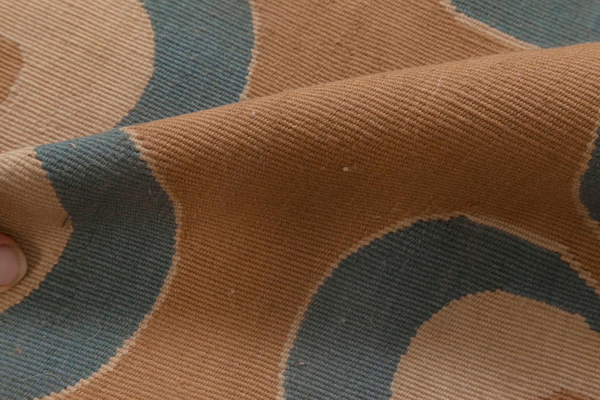 Alfombra moderna y atrevida de estilo aubusson hecha a mano por Doris Leslie Blau.
Tamaño: 152 × 152 cm (5,0