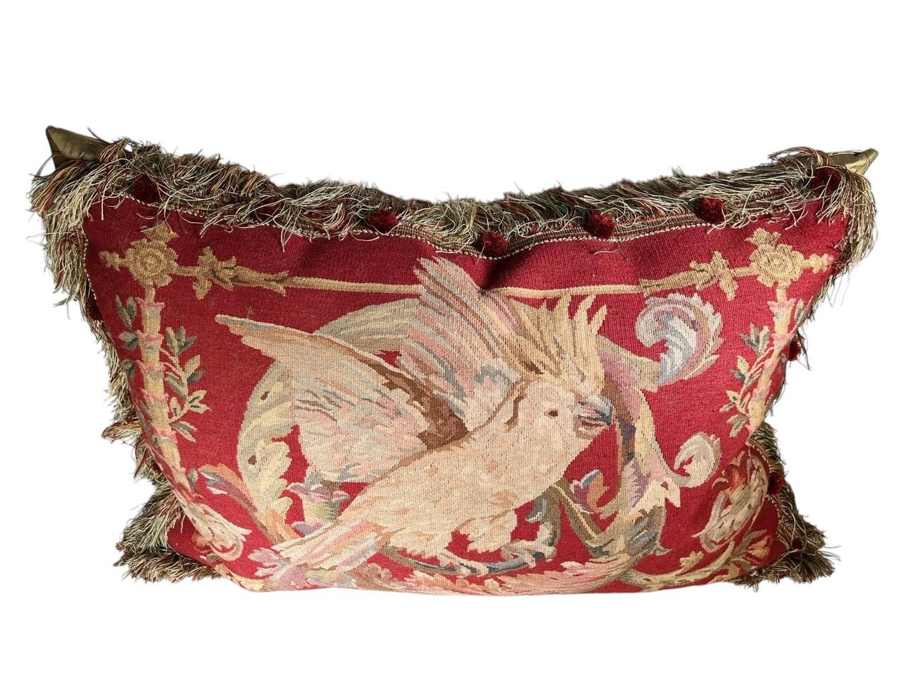 Cuscino a forma di uccello in stile Aubusson con frangia e pom pom rossi intorno alla frangia del cuscino. È molto ben imbottito e sembra una piuma d'oca.
Inghilterra, circa 1890.