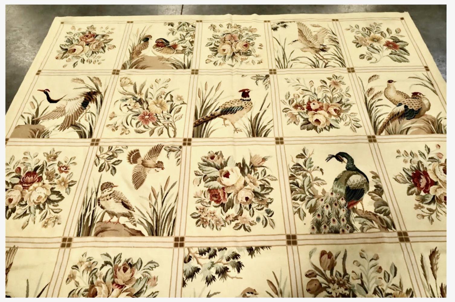Voici une charmante tapisserie ou un tapis de style Aubusson de la fin du 20e siècle.     ------- des fautes de chasse alternant avec des fleurs --------. Les oiseaux sont bien détaillés et clairement identifiables. Ce textile est une excellente
