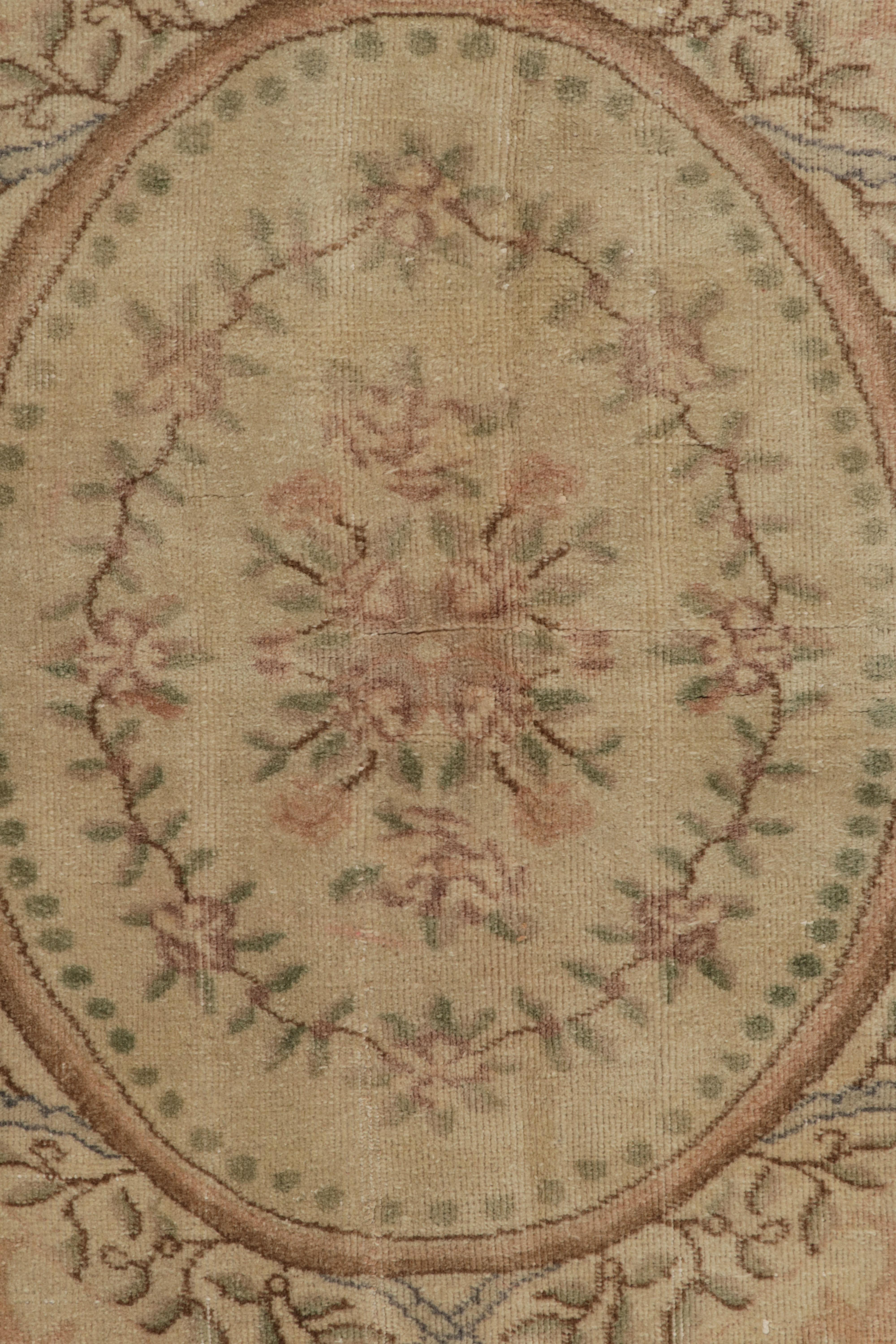 Metà XX secolo Tappeto vintage in stile Aubusson con fiori beige-marroni, medaglione di Rug & Kilim in vendita