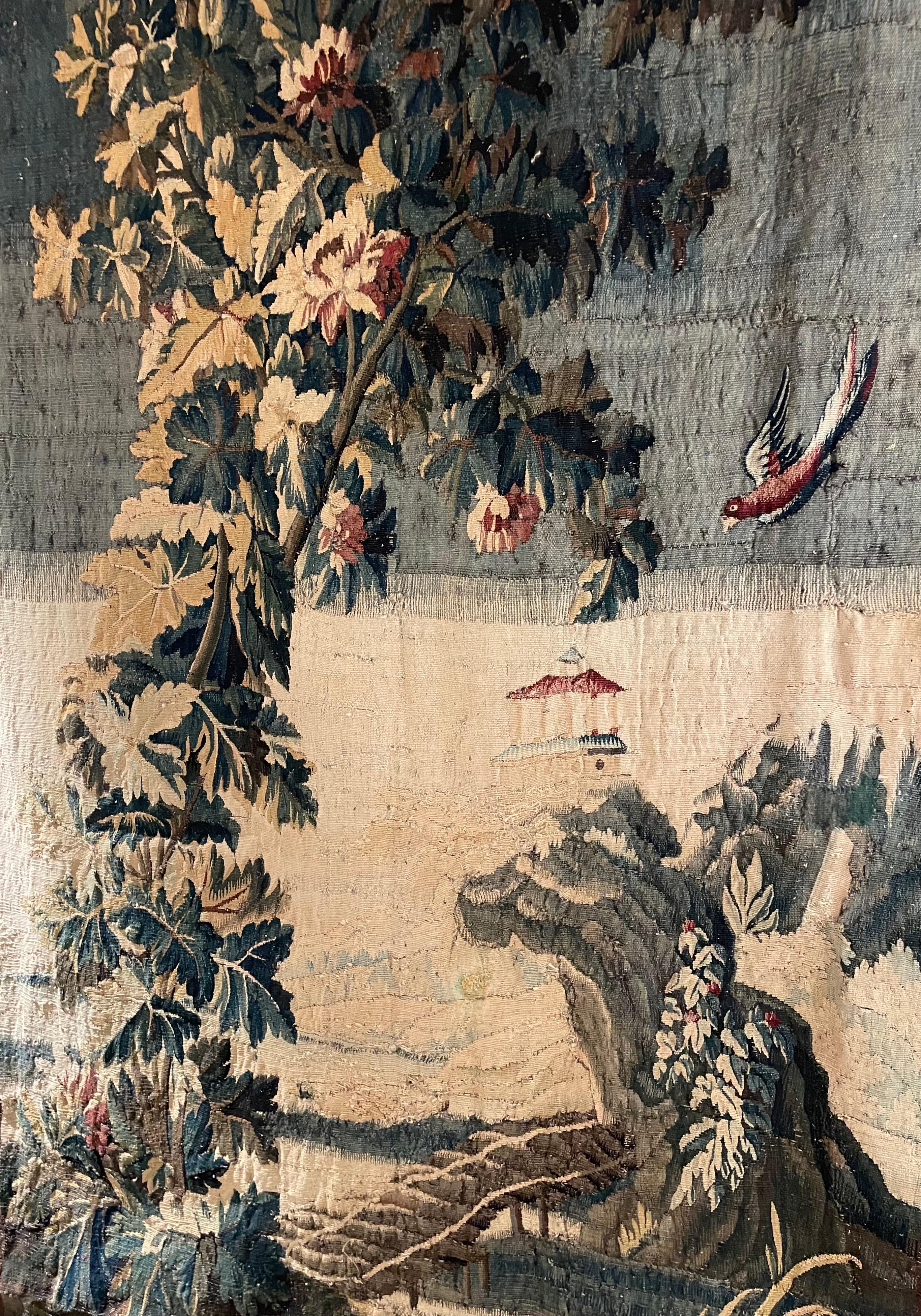 Merveilleuse tapisserie d'Aubusson d'origine française datant d'environ 1785 en bon état. Le paysage est très bien composé avec une forêt, des feuillages et des verdures au premier plan, ce que l'on appelle une  