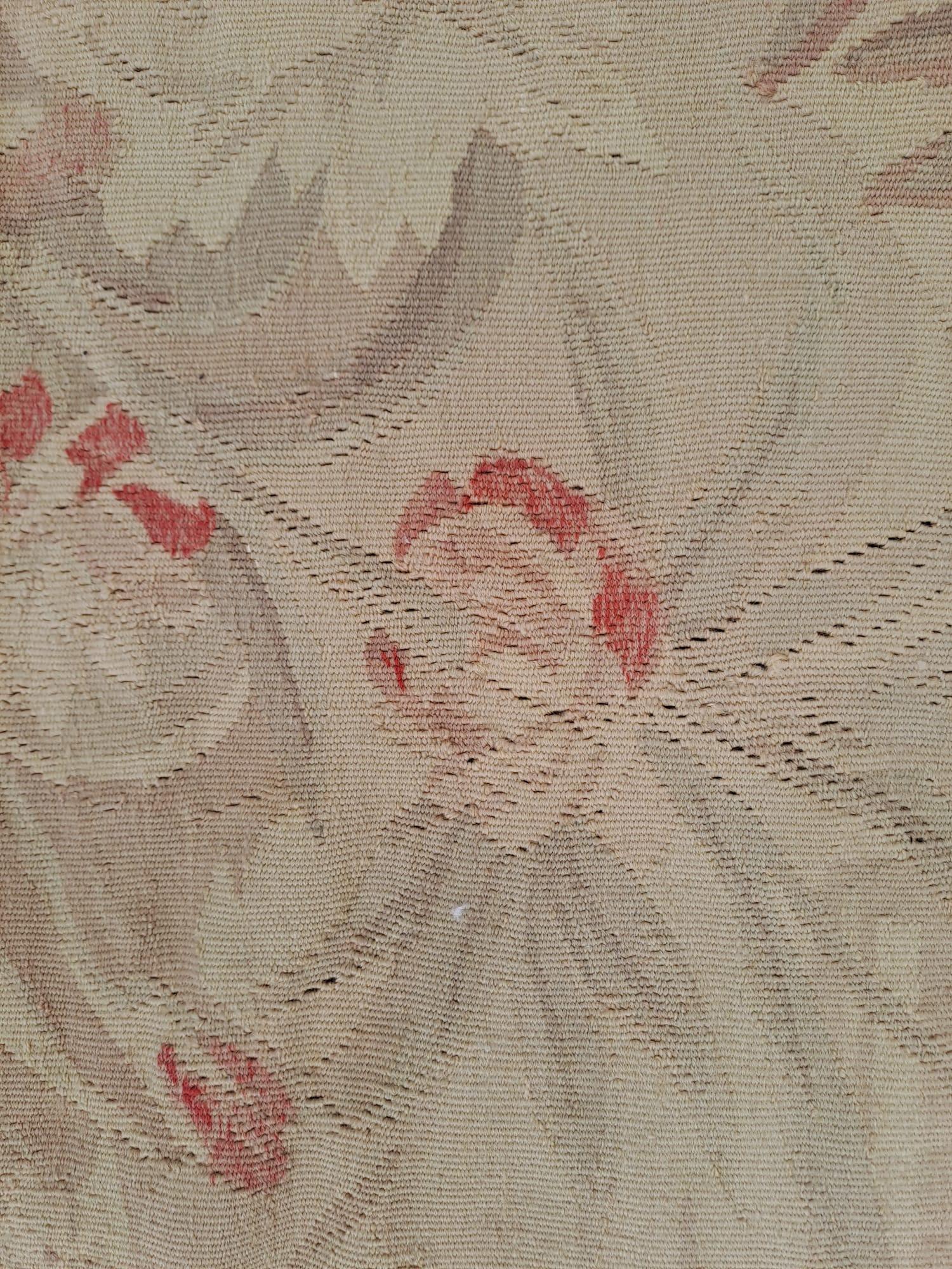 Arazzo Aubusson del 1940/50, francese, realizzato a mano in lana e cotone. Dimensioni 310 x 210 cm.

Un castello sullo sfondo e una scena di caccia in primo piano sono una meraviglia dell'arte tessile che unisce artigianato e narrazione visiva.