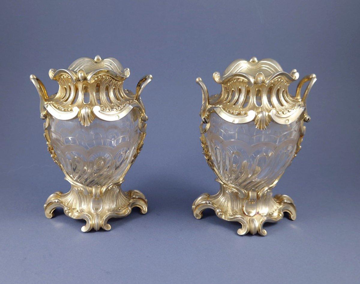 Pair of crystal baluster vases with twisted ribs, the mount in Sterling silver gilt
Decorated with scrolls, foliage and rocaille motifs 
Minerva hallmark 1st title for 950/1000 purity silver 
Silversmith: André Aucoc 
Height: 12.5 cm