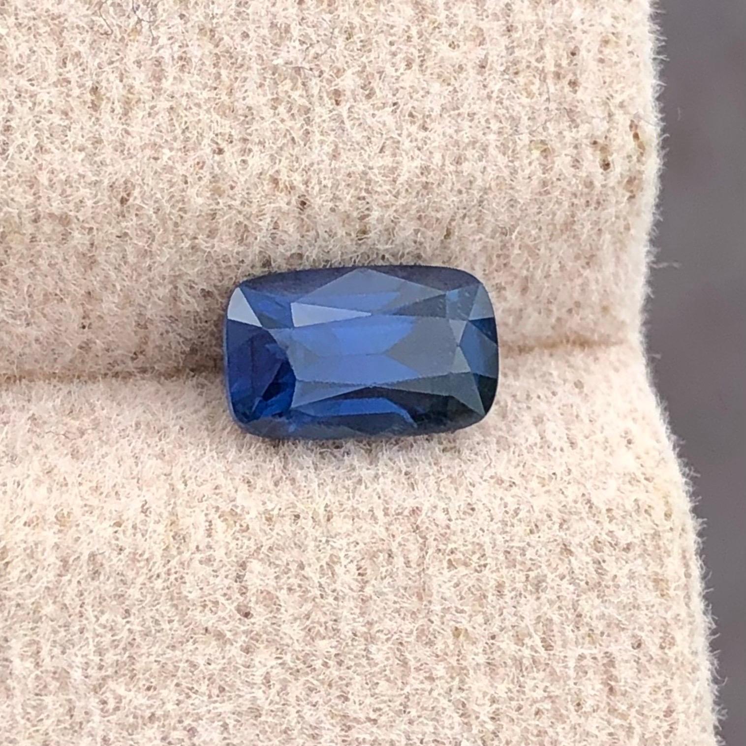 Zaffiro blu scuro Nature 1,04ct Certificato AIG Cuscino Madagascar In condizioni Nuovo in vendita a Bangkok, TH