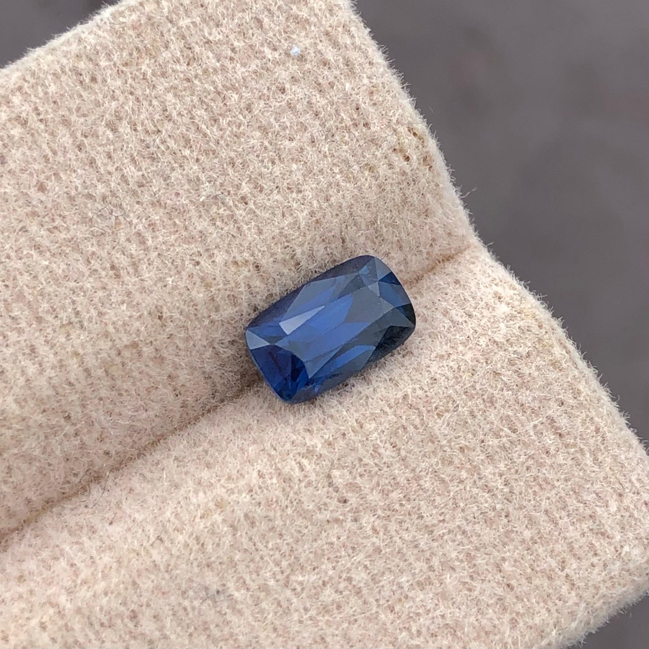 da uomo o donna Zaffiro blu scuro Nature 1,04ct Certificato AIG Cuscino Madagascar in vendita