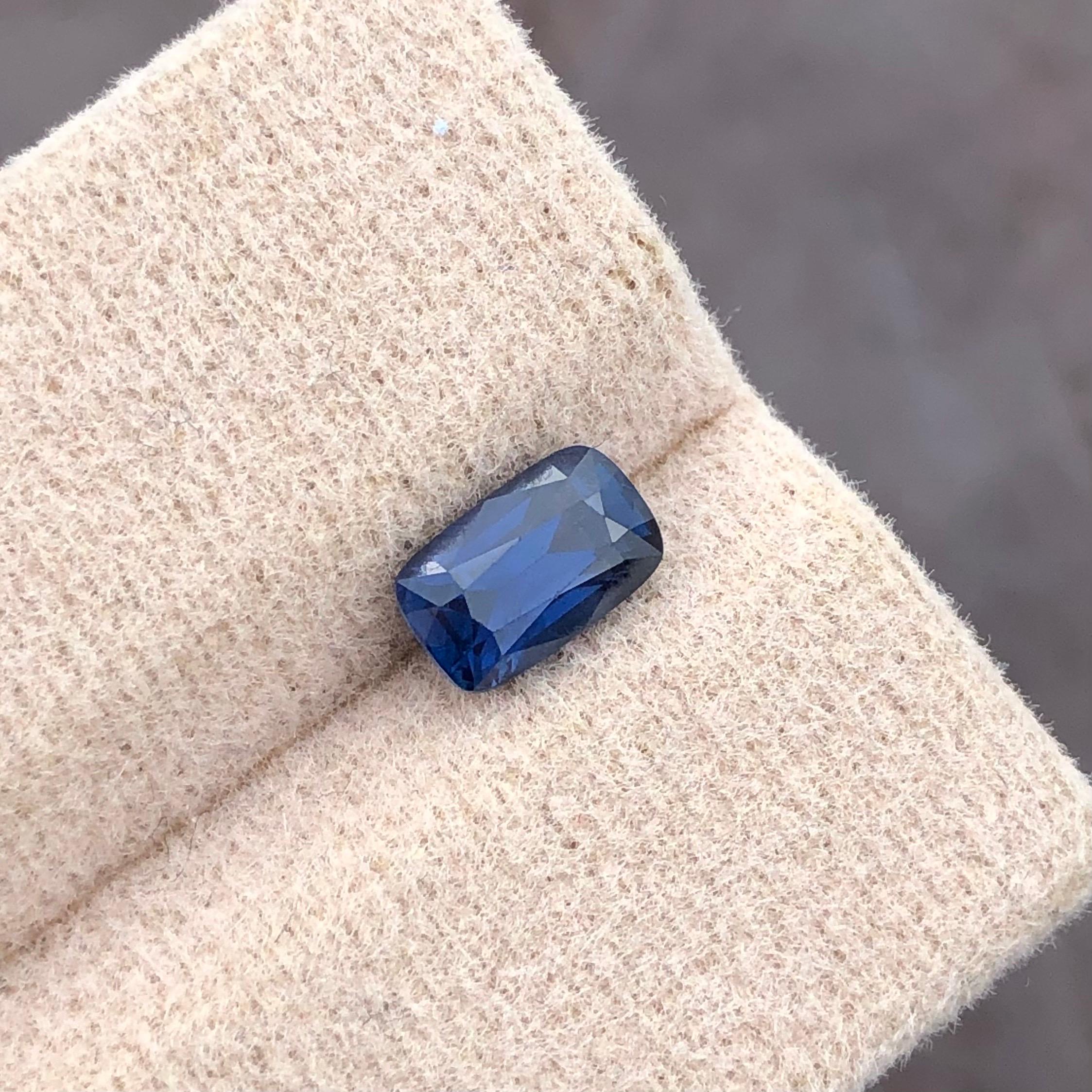 Zaffiro blu scuro Nature 1,04ct Certificato AIG Cuscino Madagascar in vendita 1