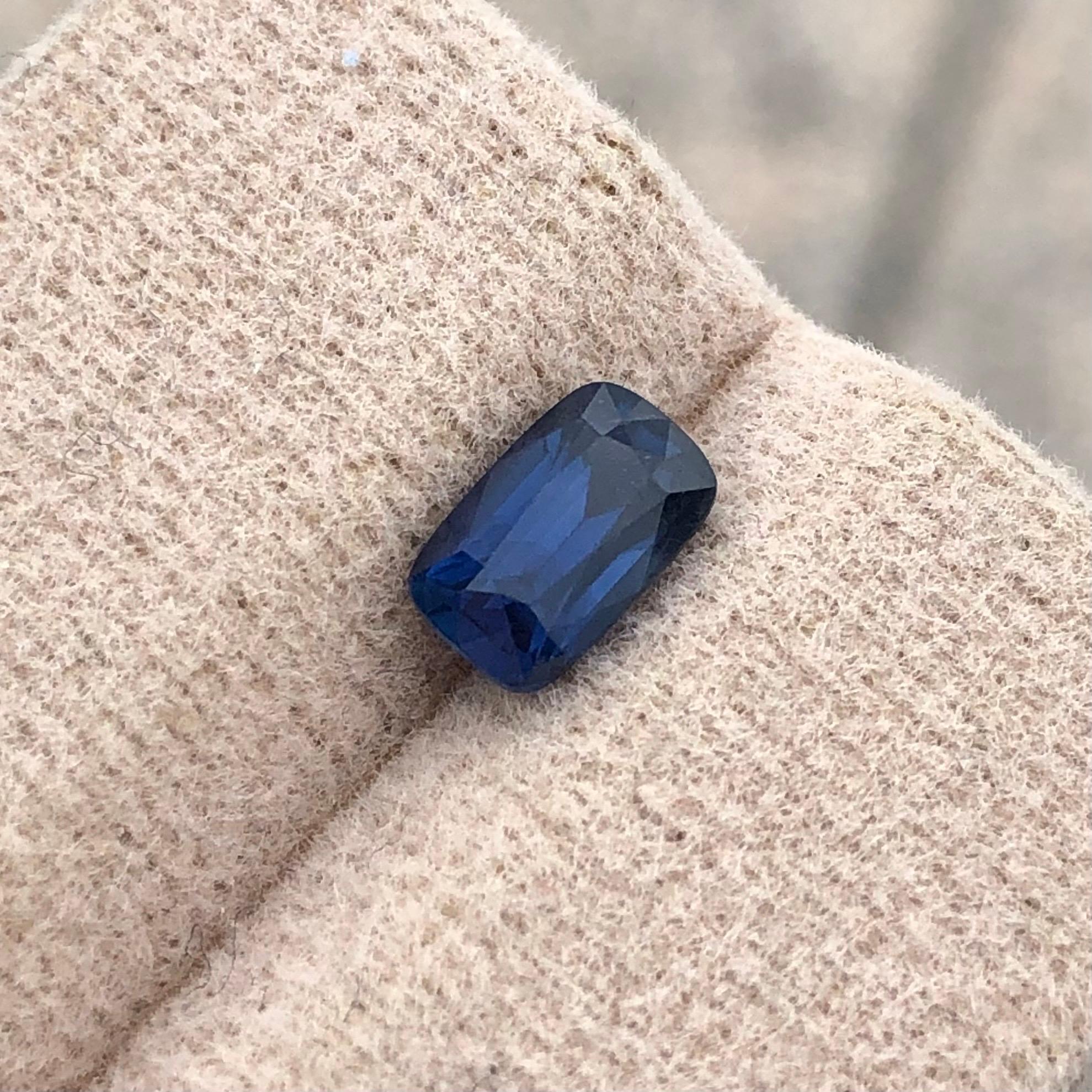 Zaffiro blu scuro Nature 1,04ct Certificato AIG Cuscino Madagascar in vendita 2