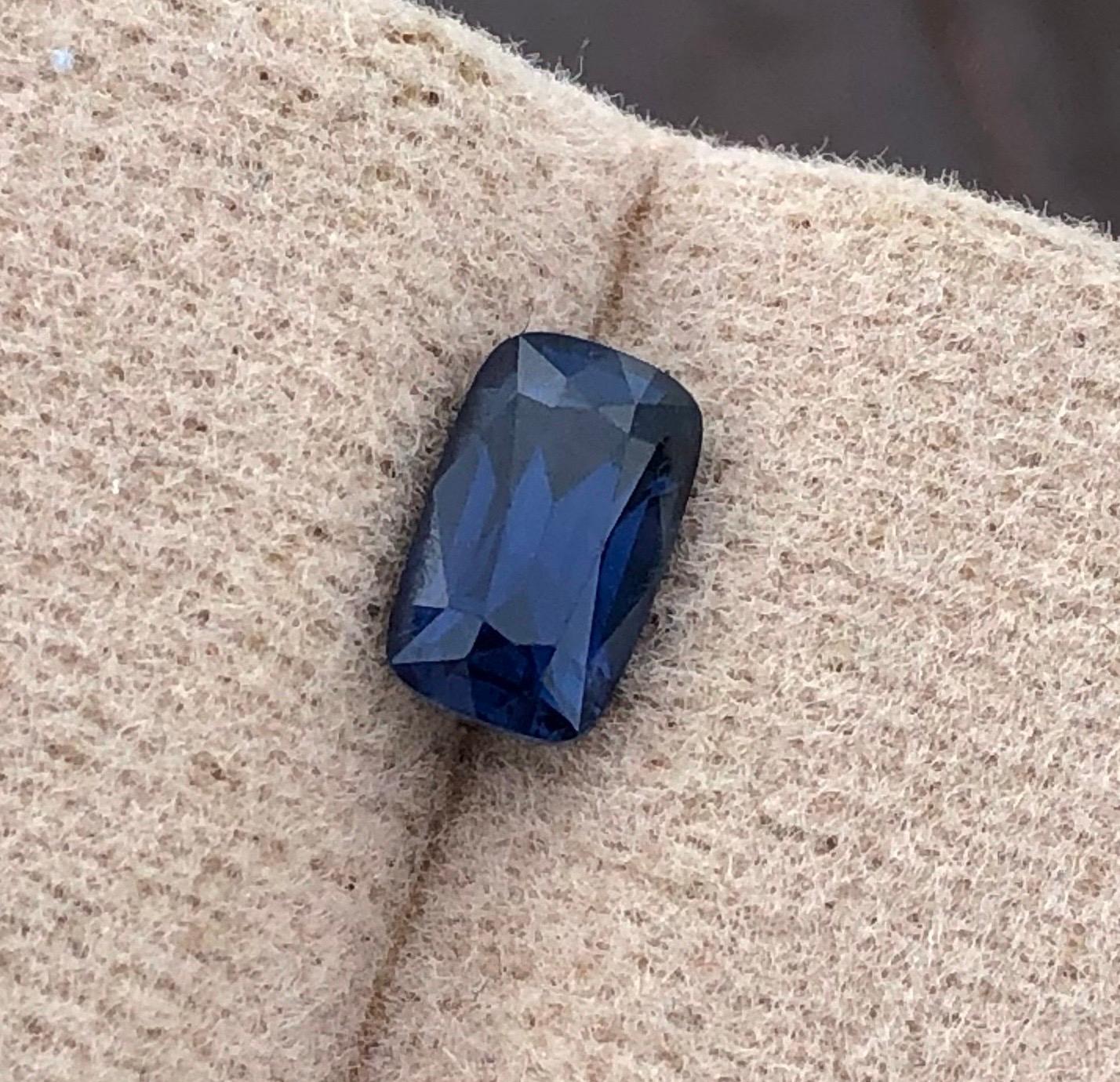 Zaffiro blu scuro Nature 1,04ct Certificato AIG Cuscino Madagascar in vendita 3