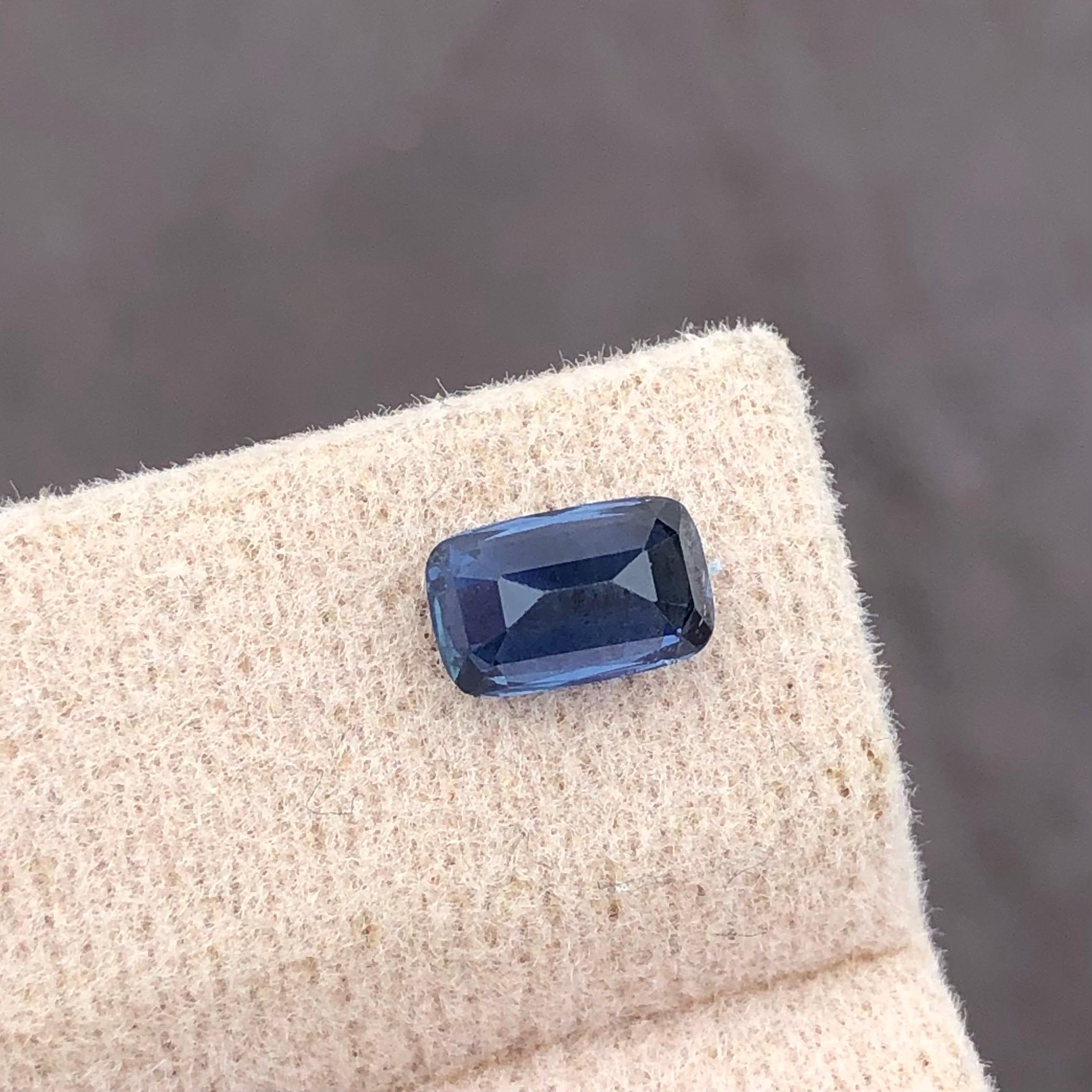 Zaffiro blu scuro Nature 1,04ct Certificato AIG Cuscino Madagascar in vendita 4