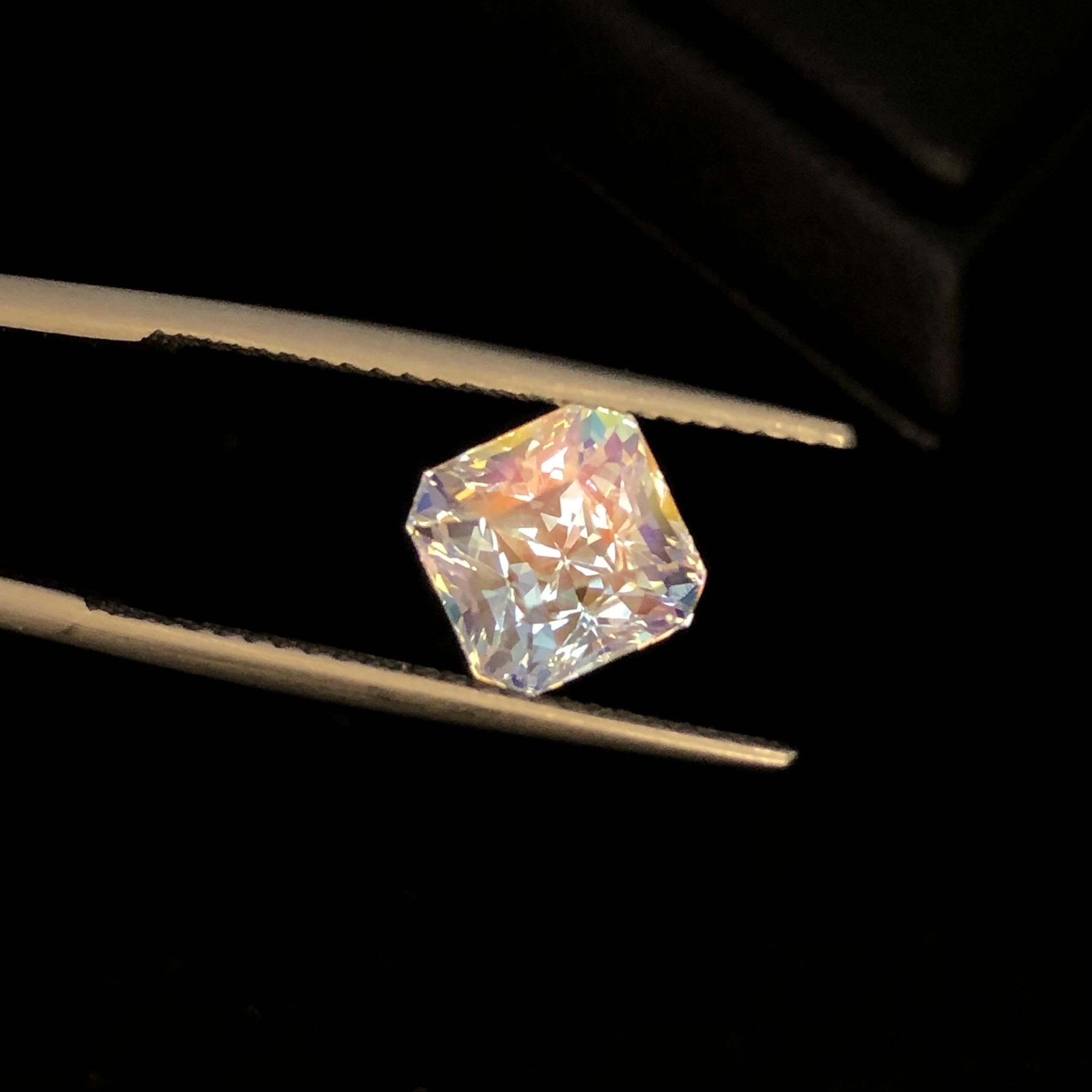 Pietra di luna arcobaleno naturale 2,10 ct in vendita 5