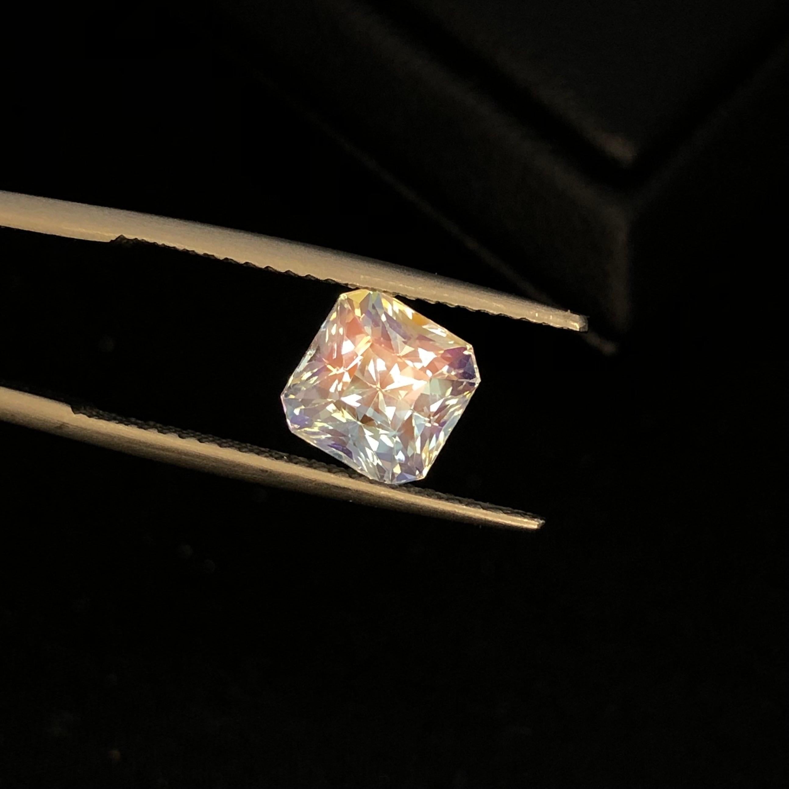 Pietra di luna arcobaleno naturale 2,10 ct in vendita 6