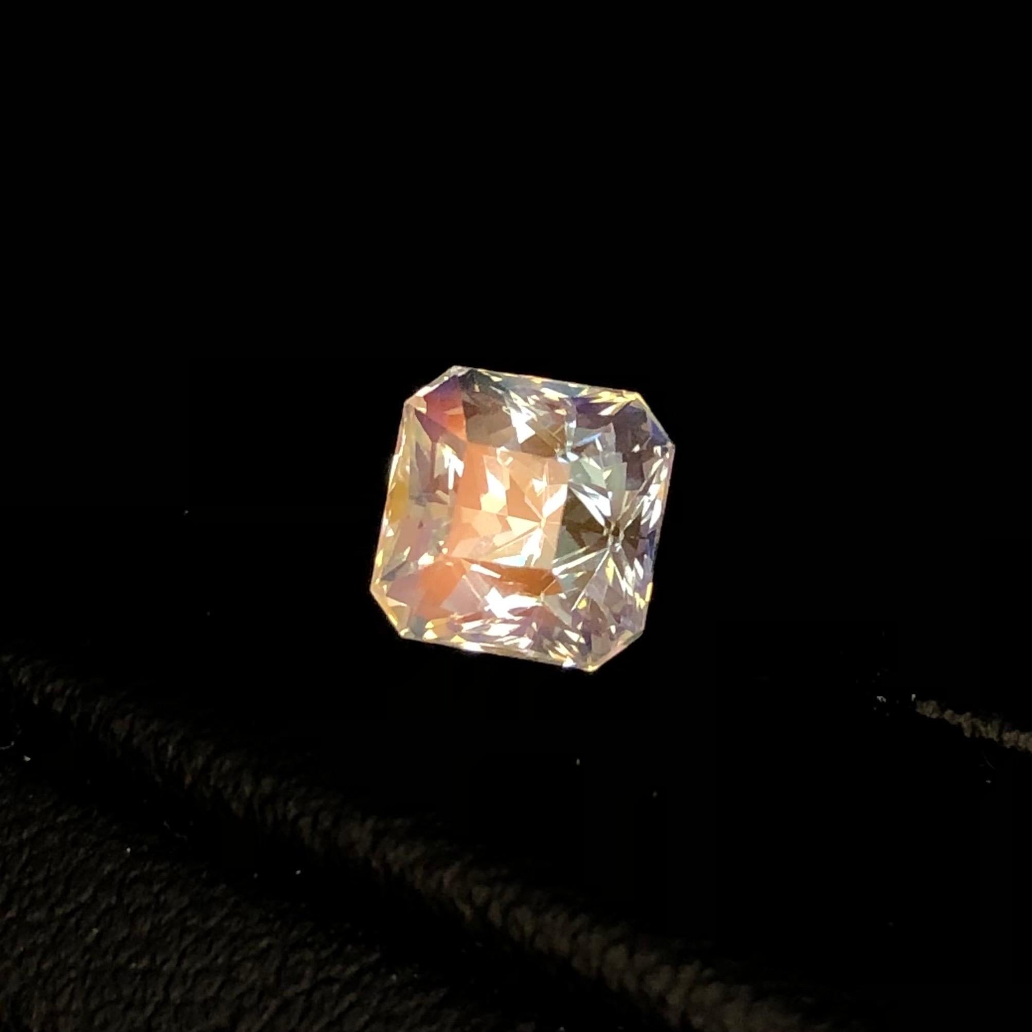 Taglio Asscher Pietra di luna arcobaleno naturale 2,10 ct in vendita