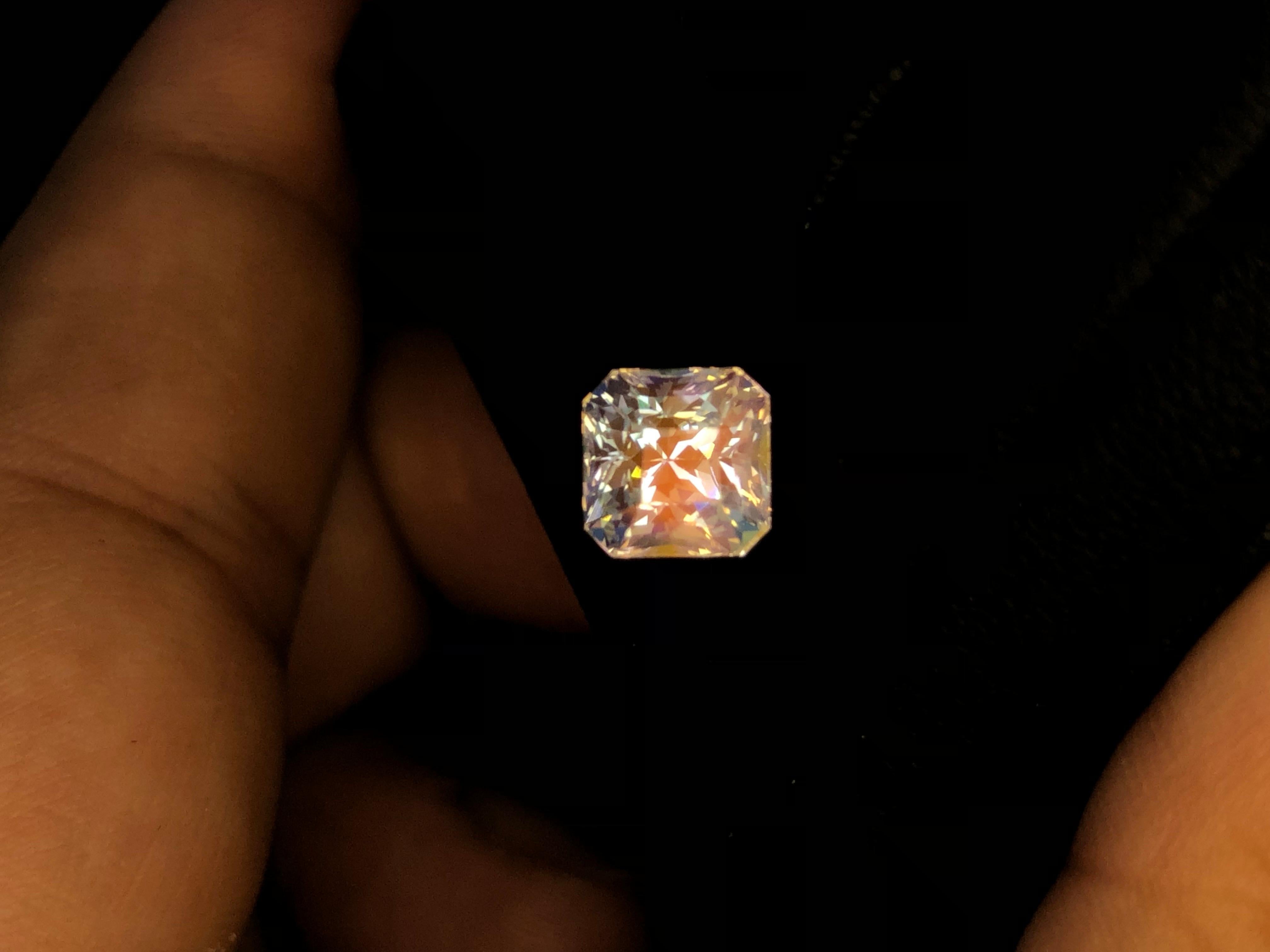 Pietra di luna arcobaleno naturale 2,10 ct In condizioni Nuovo in vendita a Bangkok, TH