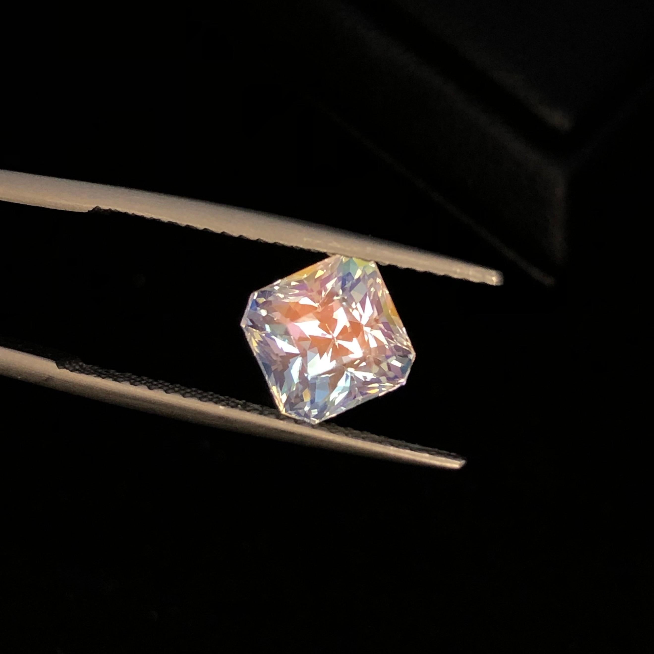 Pietra di luna arcobaleno naturale 2,10 ct in vendita 1