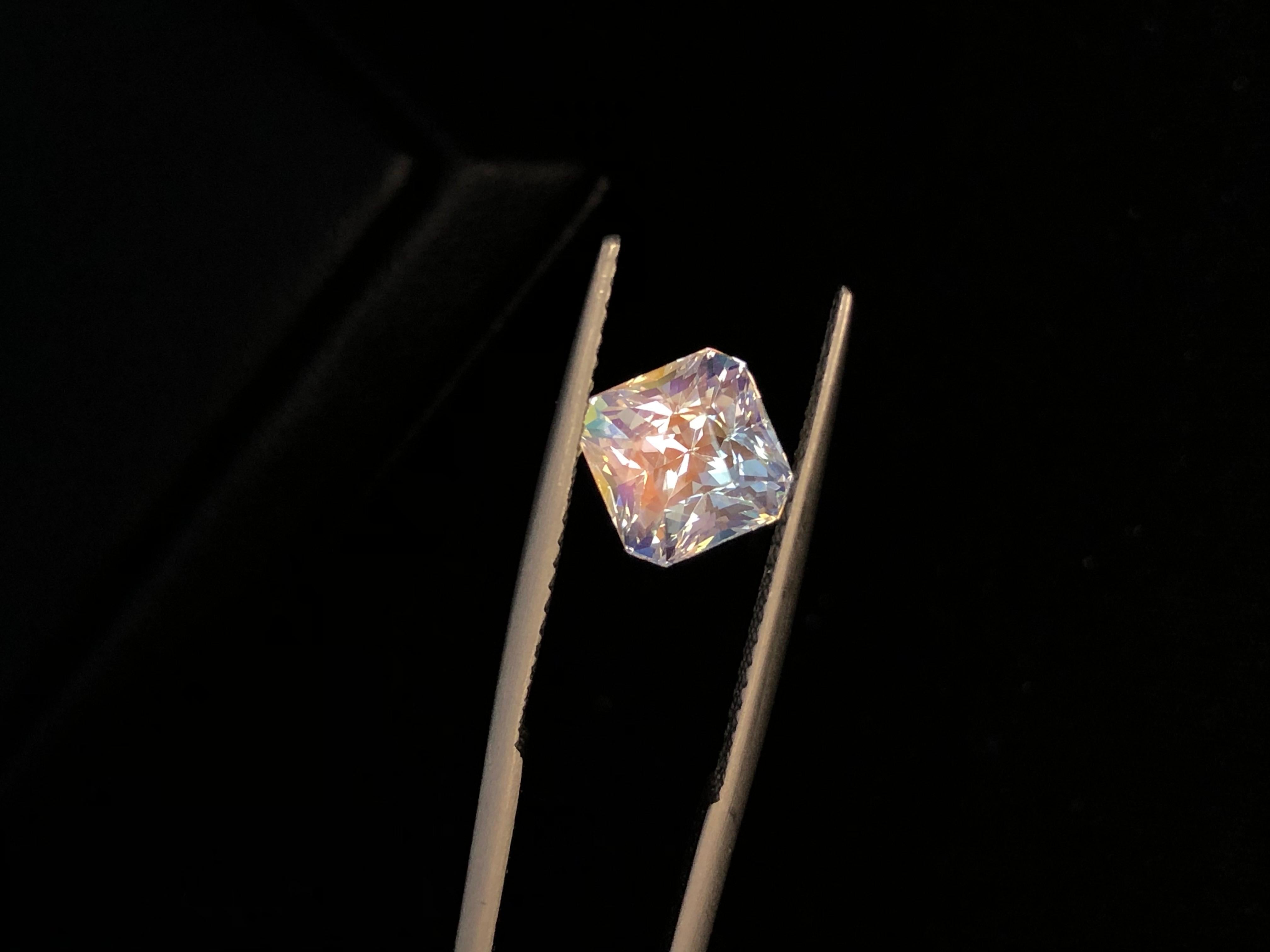 Pietra di luna arcobaleno naturale 2,10 ct in vendita 2
