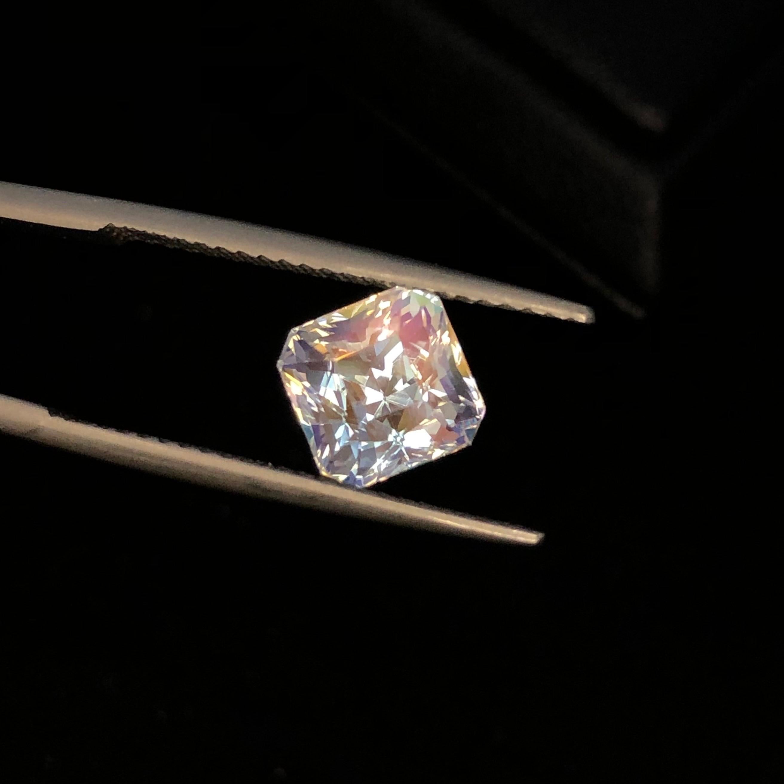 Pietra di luna arcobaleno naturale 2,10 ct in vendita 3