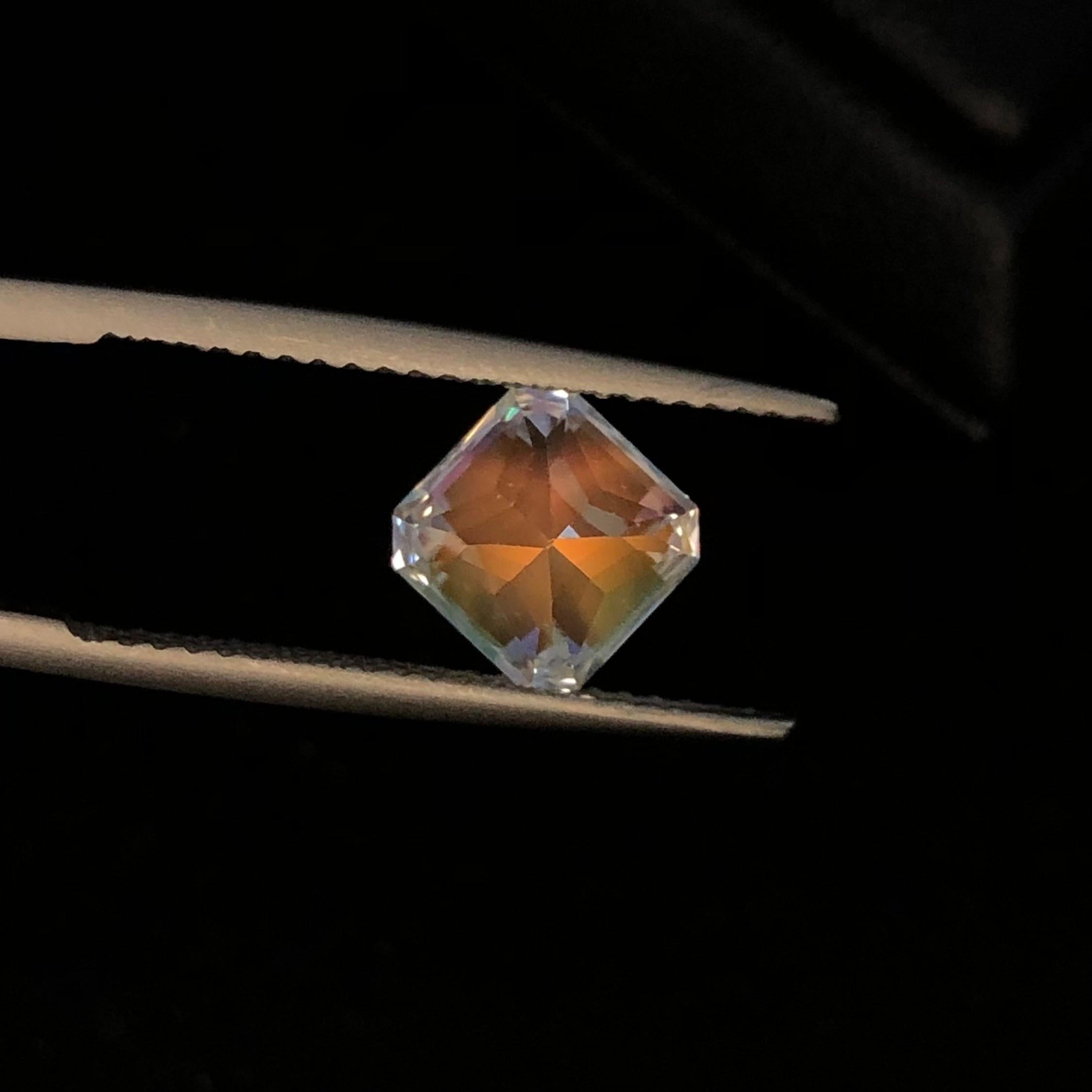 Pietra di luna arcobaleno naturale 2,10 ct in vendita 4