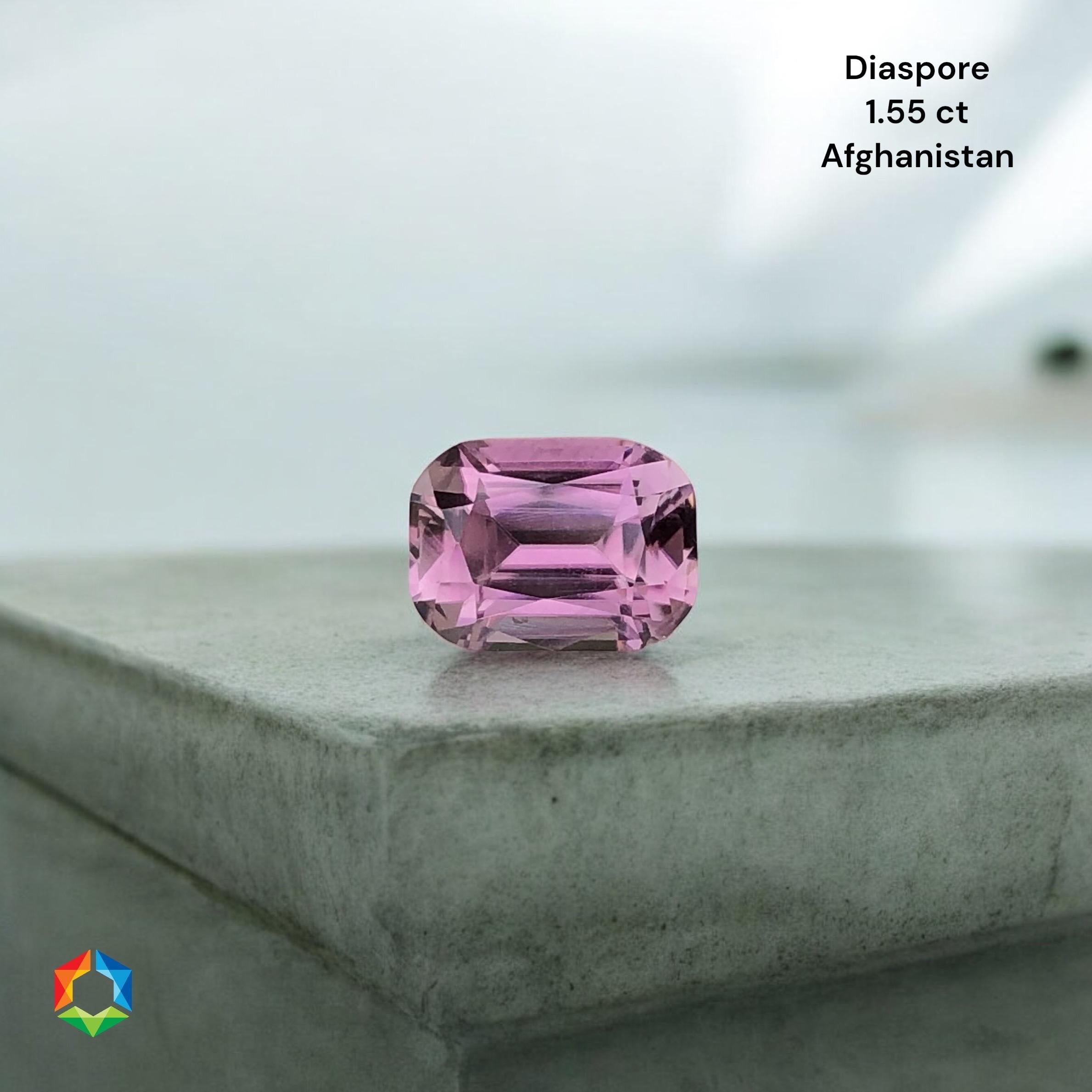 Una splendida diaspora rosa-viola da 1,55 carati proveniente dalla provincia di Nangarhar, in Afghanistan! 🌸 Questa ipnotica gemma a gradini con taglio a cuscino presenta un'incantevole variazione di colore che incanterà i tuoi occhi. Che tu sia