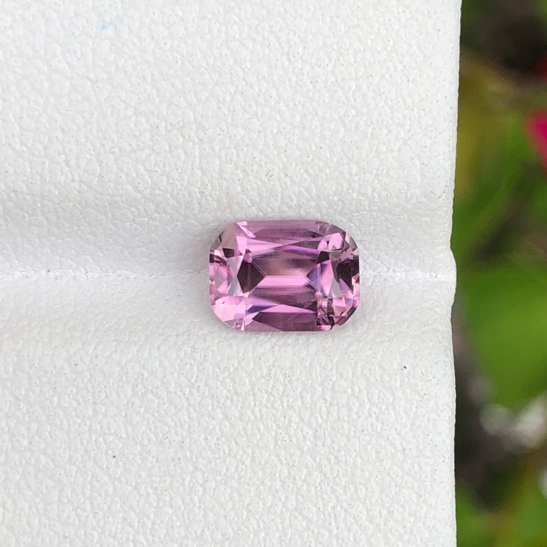 Nature Rare Diaspore Afghanistan 1,55 ct Rosa violaceo a cuscino In condizioni Nuovo in vendita a Bangkok, TH