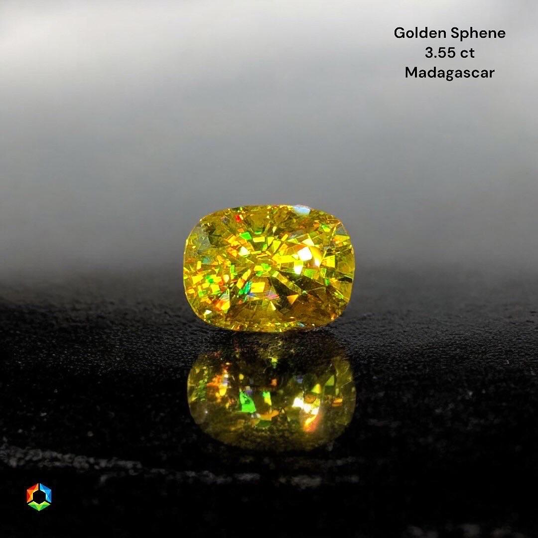 3,55 carati di sfene giallo oro taglio cuscino dal Madagascar! Incredibile fuoco e brillantezza, un vero spettacolo.
----------------------------
Stone💎:Sphene
Colore💈: Giallo oro 
Chiarezza💧: VVs 
Trattamento🔬: Non 
Origine🌎:Africa