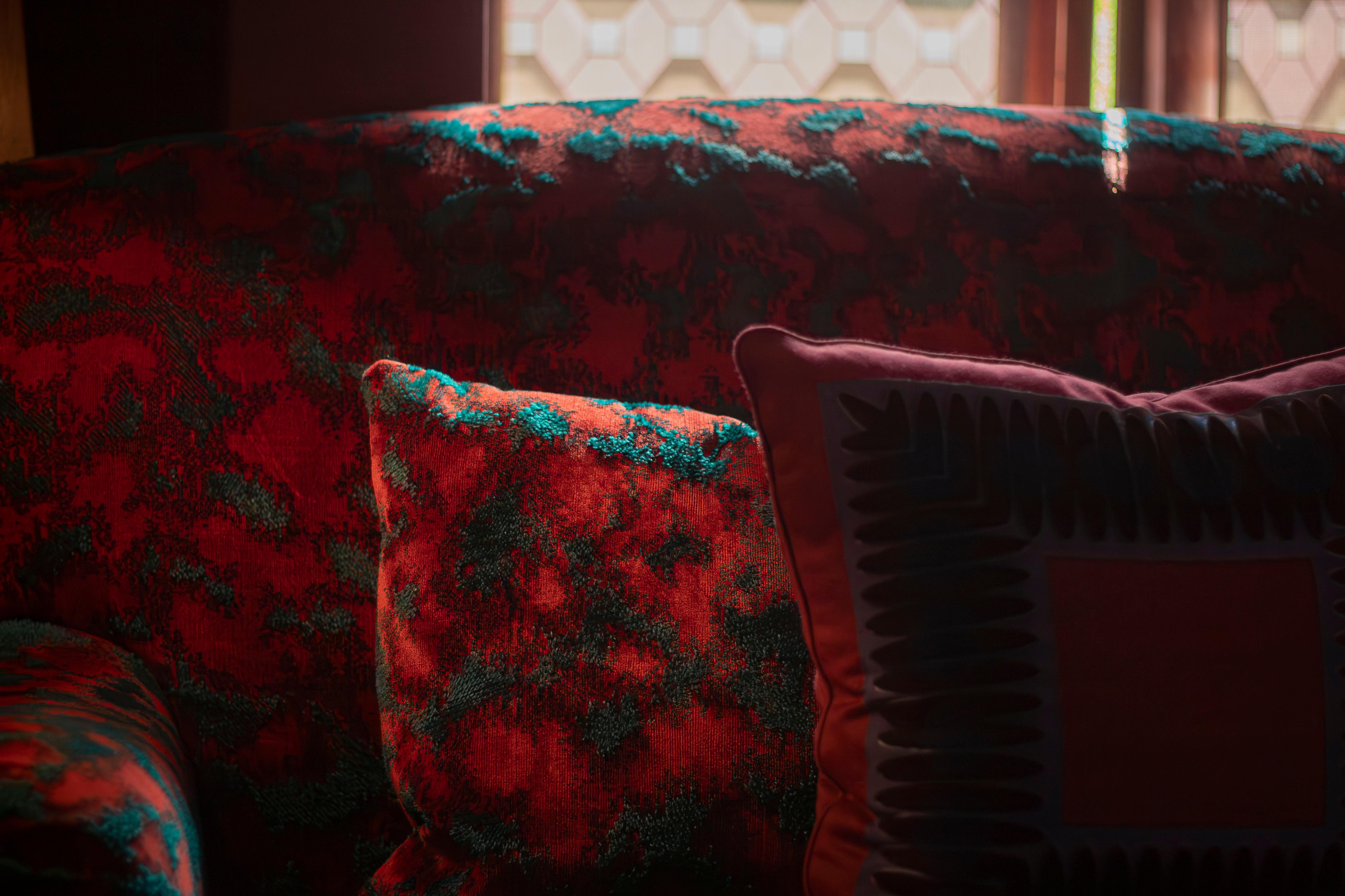 Audacious English Roll Arm Sofa mit ausziehbarem Pull-Out-Bett aus französischem Jacquard-Samt im Angebot 5