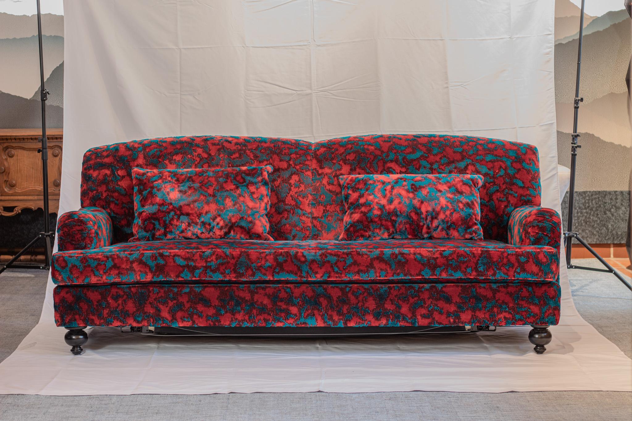 Unsere teuflisch schöne Interpretation des klassischen englischen Roll Arm Sofas, in einem üppigen französischen Jacquard-Samt. Dieses Sofa war ursprünglich für den Medienraum unseres geschätzten Ausstellungshauses gedacht und hat seit seinem Debüt