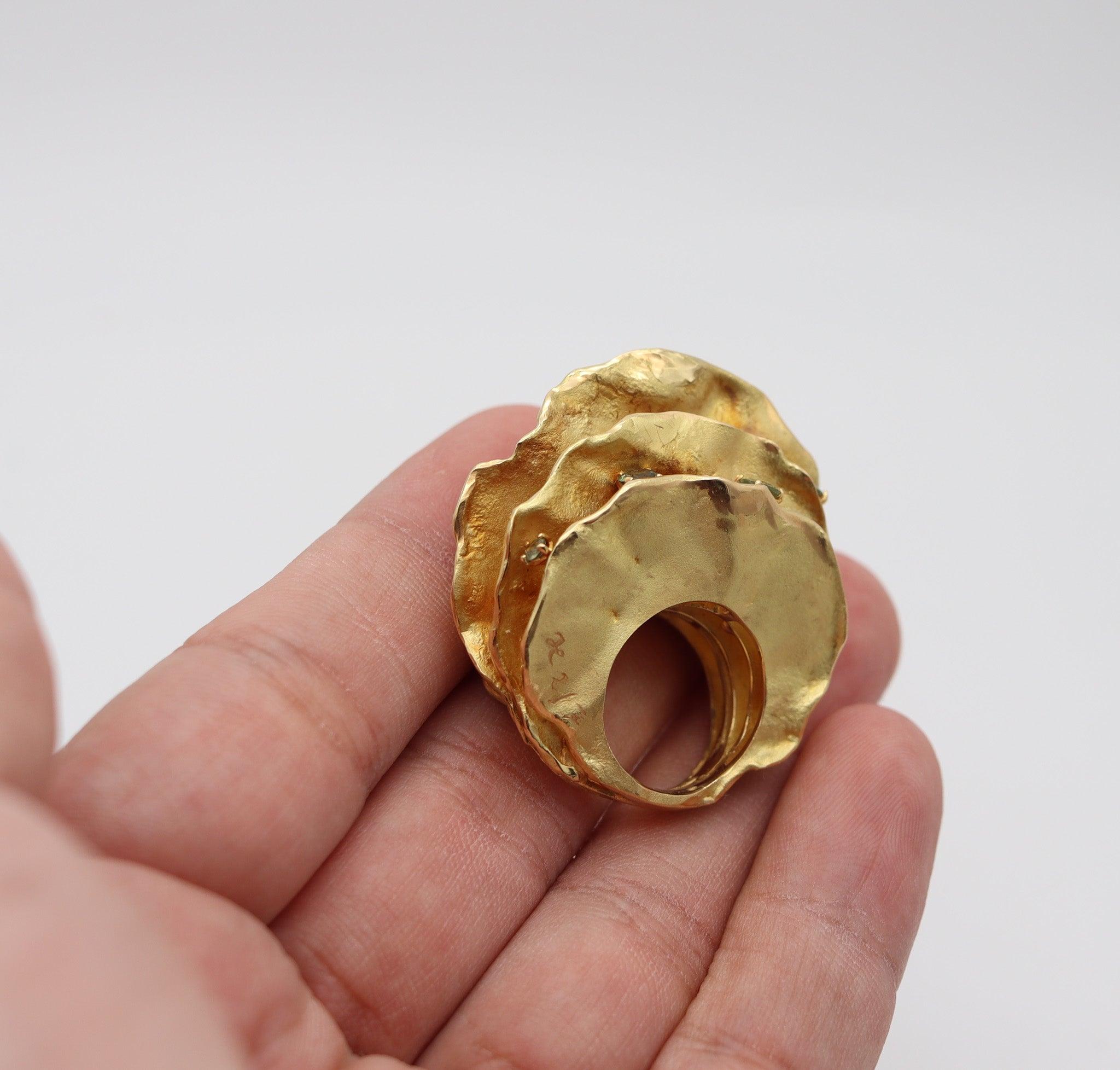 Une bague sculpturale conçue par Aude Lechère. 

Il s'agit d'une fantastique bague sculpturale créée à Paris en France par l'artiste-joaillière Aude Lechère. La bague fait partie d'une édition limitée à sept exemplaires et a été réalisée de main de