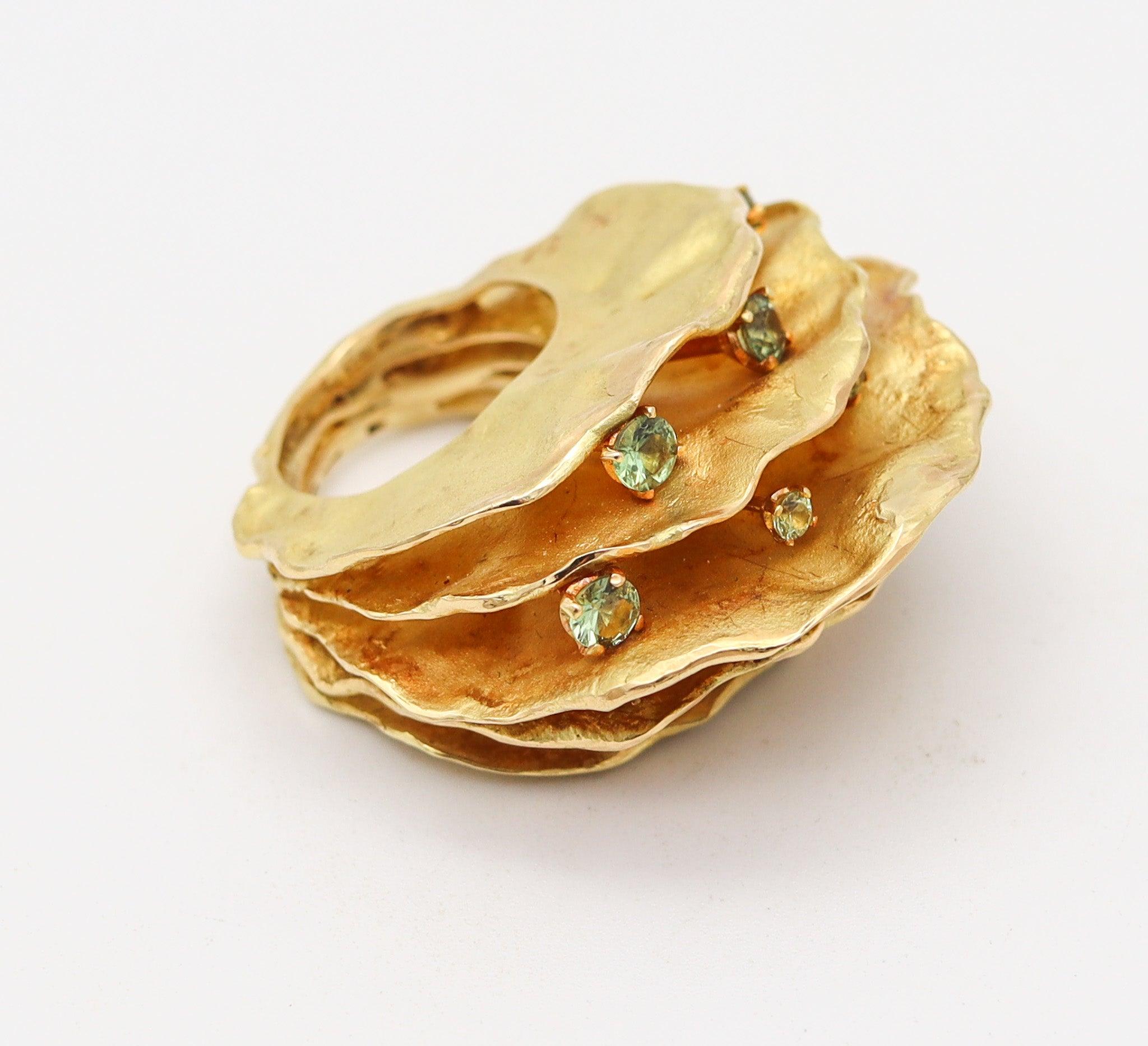 Moderniste AUDE LECHERE Bague cocktail sculpturale en or jaune 18 carats avec saphirs verts en vente