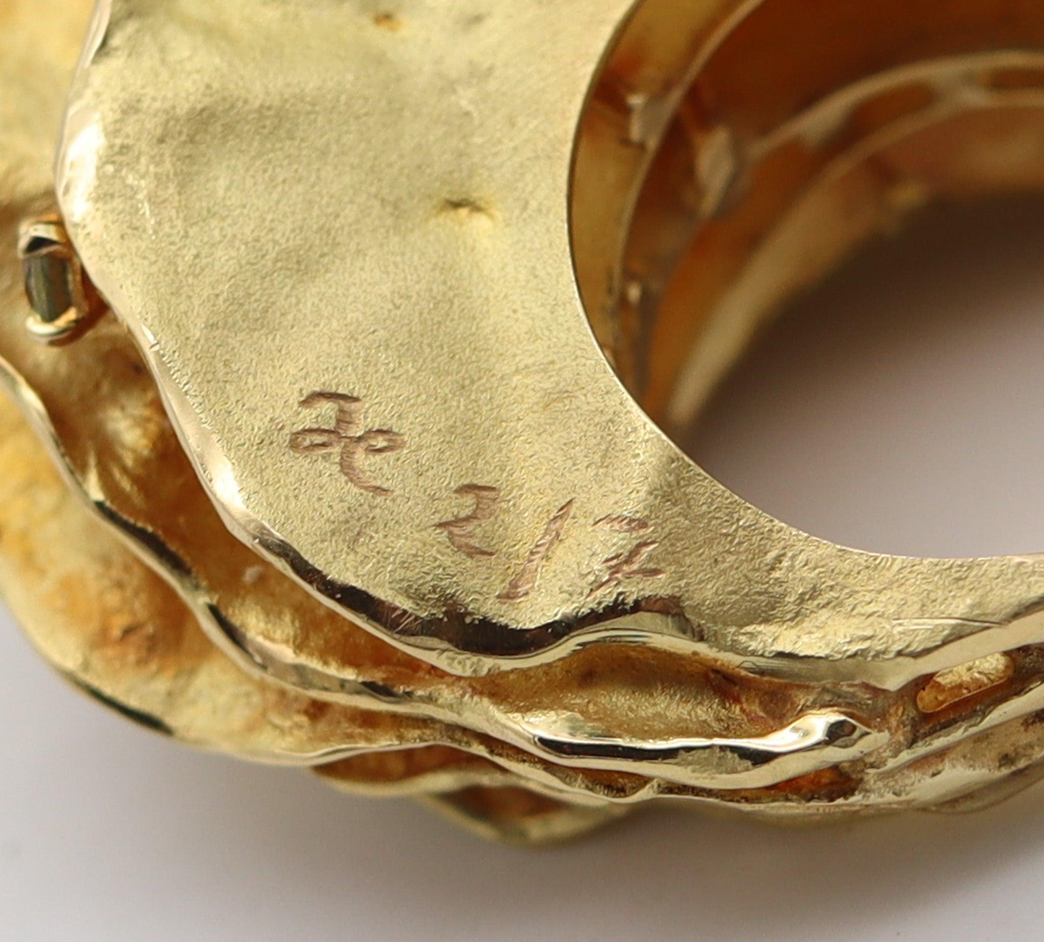 Taille brillant AUDE LECHERE Bague cocktail sculpturale en or jaune 18 carats avec saphirs verts en vente